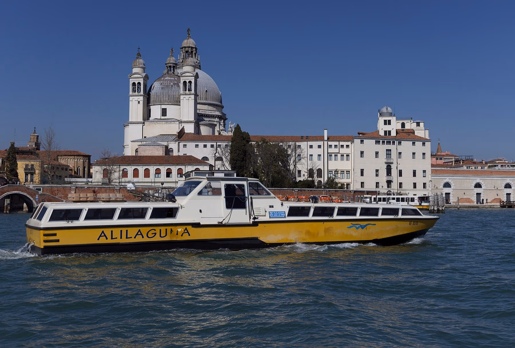 Battello Alilaguna in navigazione davanti alla basilica di Santa Maria della Salute