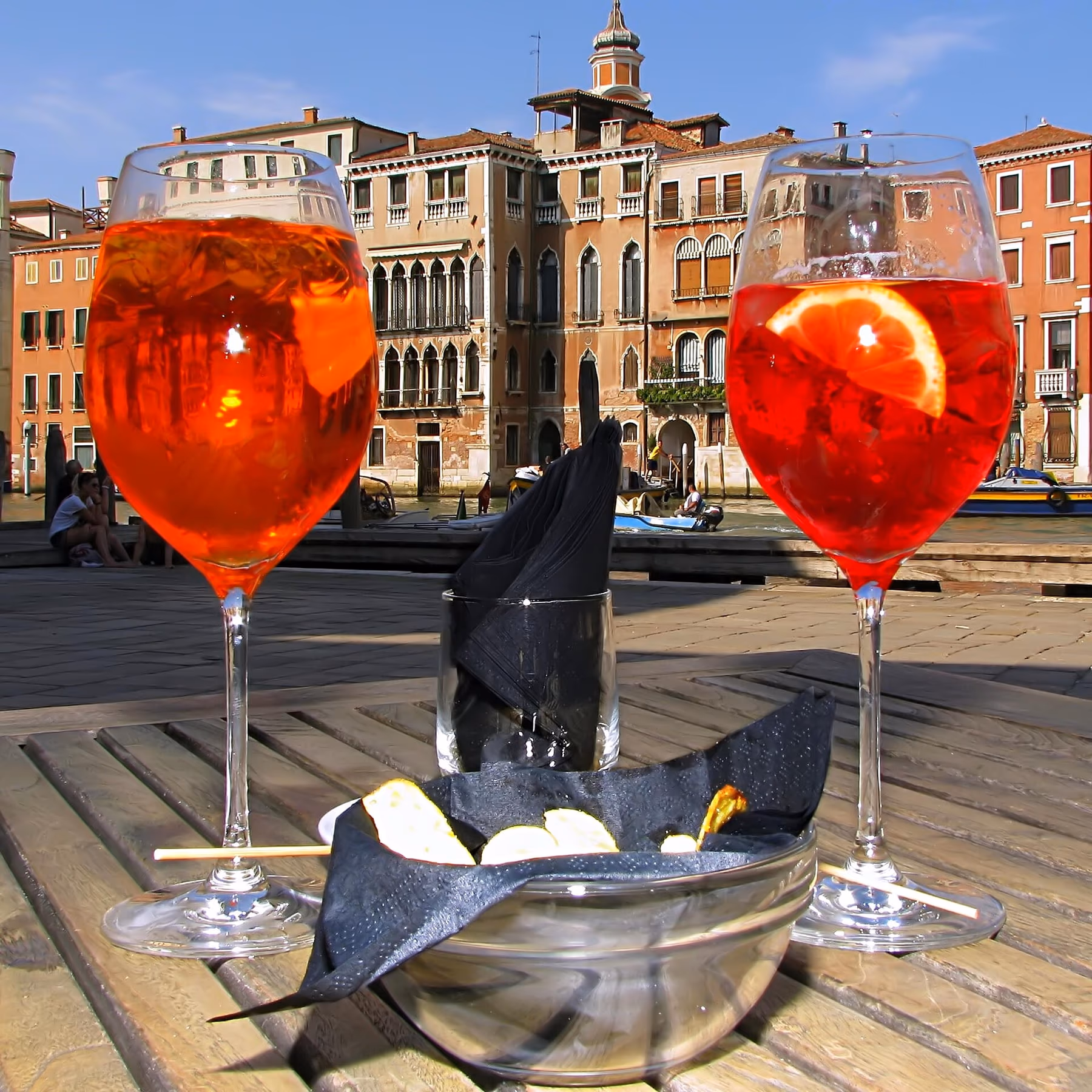 Bicchiere di spritz con vista sull'acqua a Venezia
