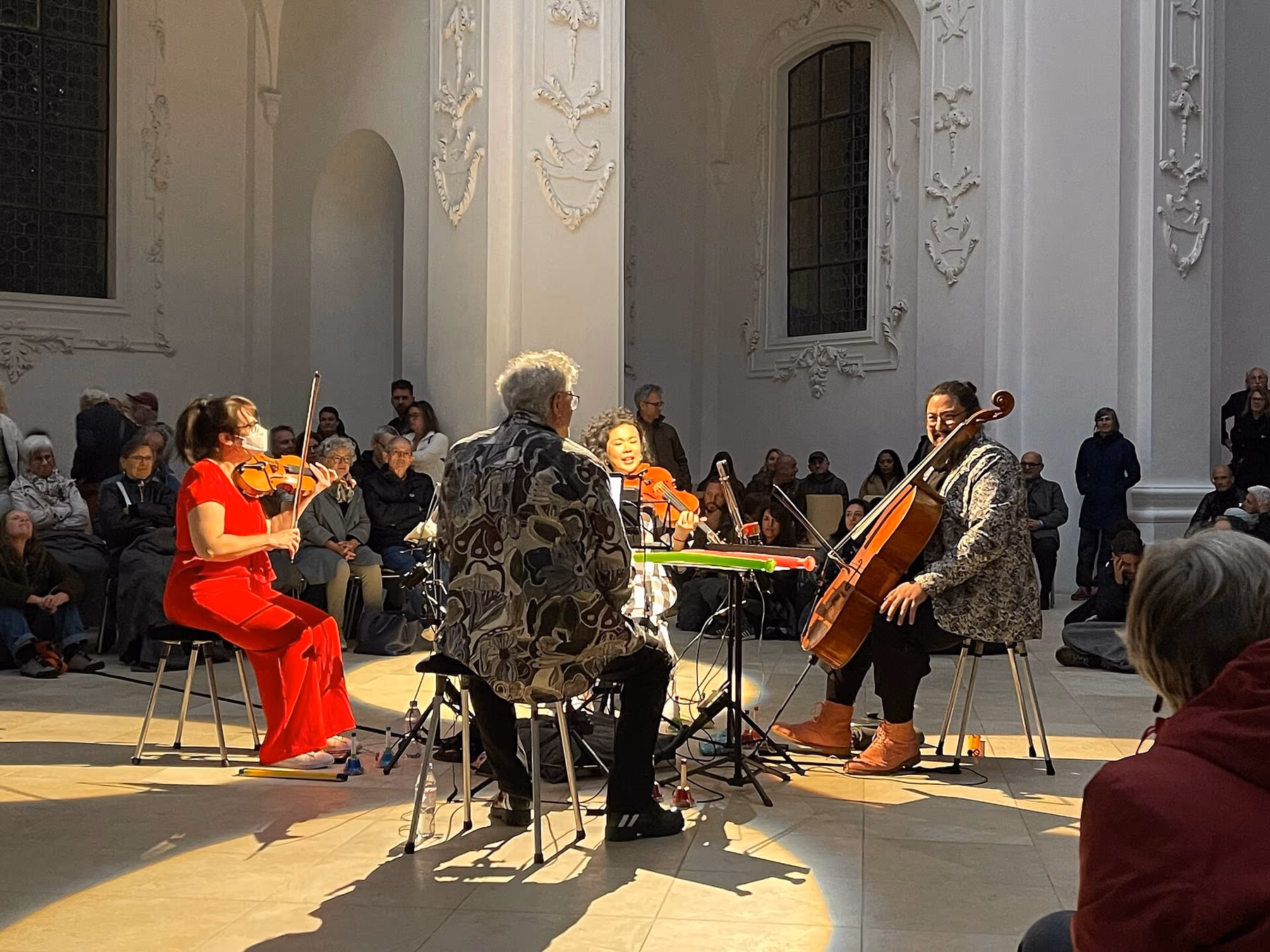 Orchestra barocca con archi e clavicembalo durante un concerto in una chiesa veneziana