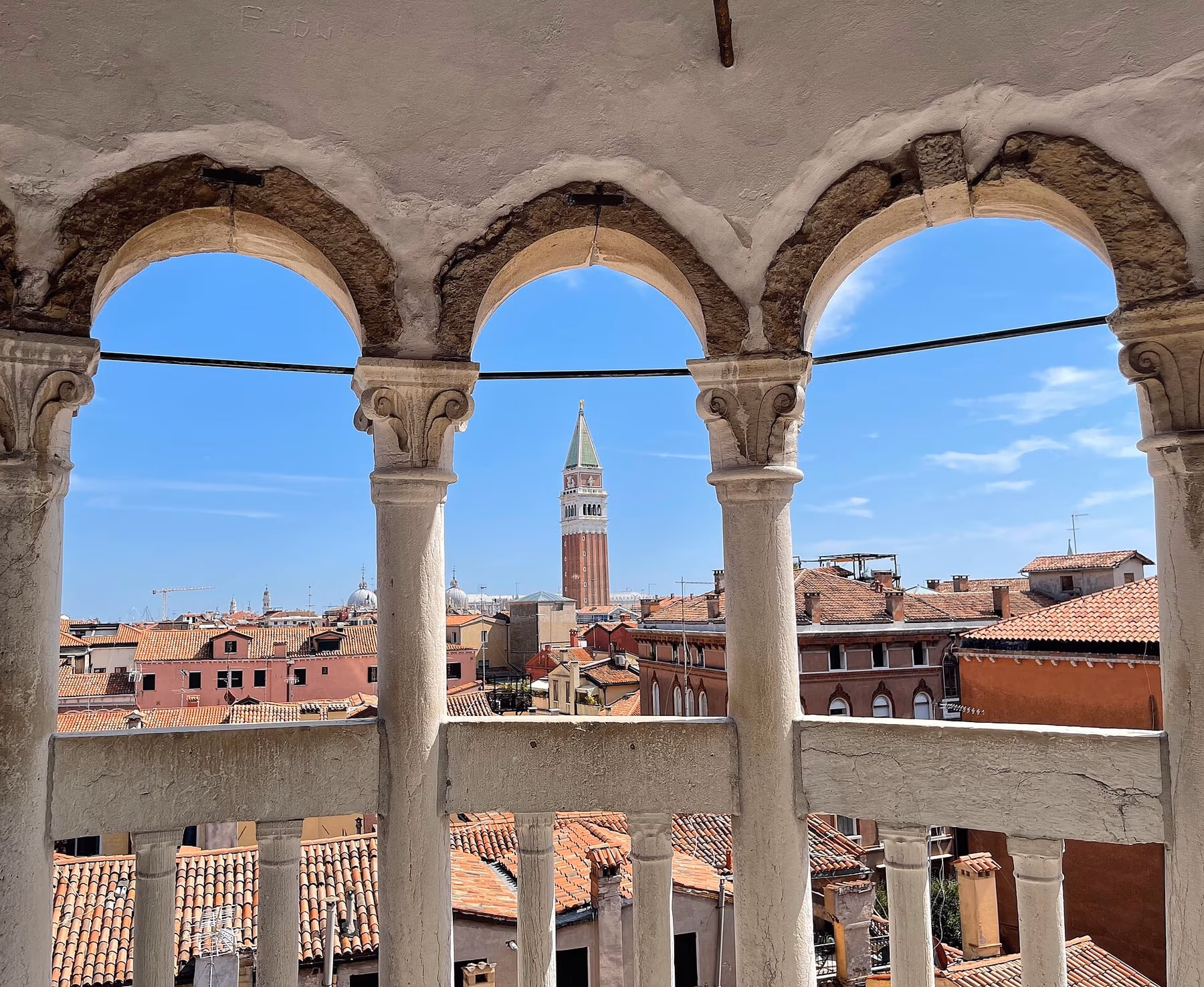 Vista sui tetti di Venezia dal belvedere della Scala del Bovolo