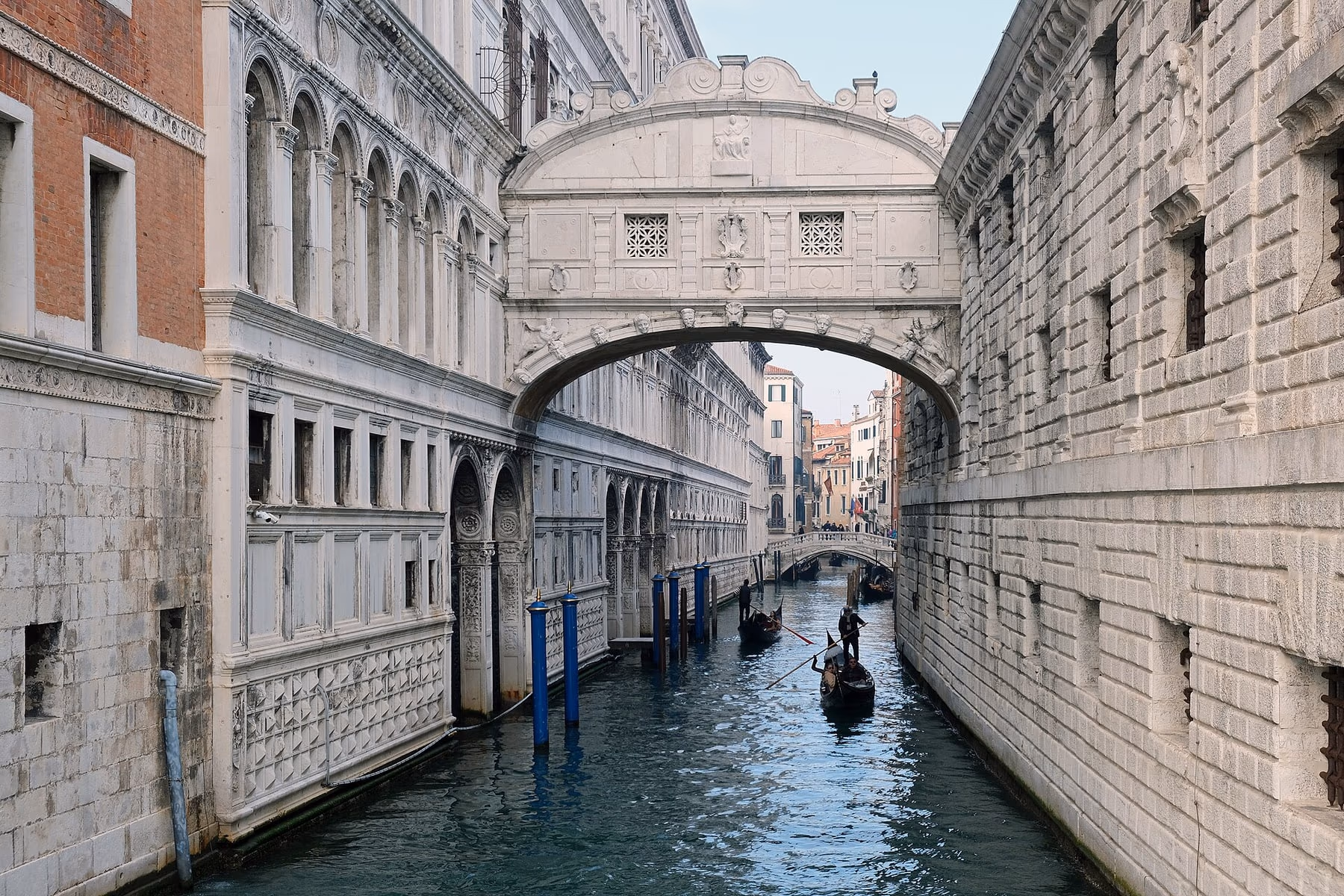 Ponte dei Sospiri in pietra d'Istria bianca sul rio di Palazzo visto dal Ponte della Paglia