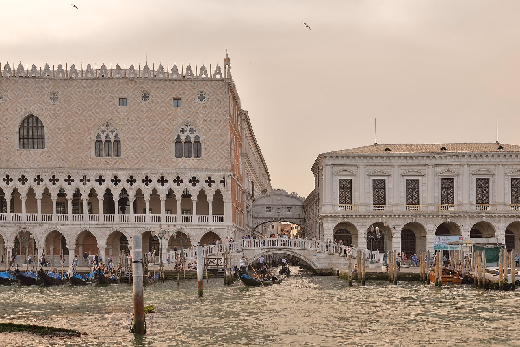 Gondola nel rio di Palazzo che passa sotto il Ponte dei Sospiri