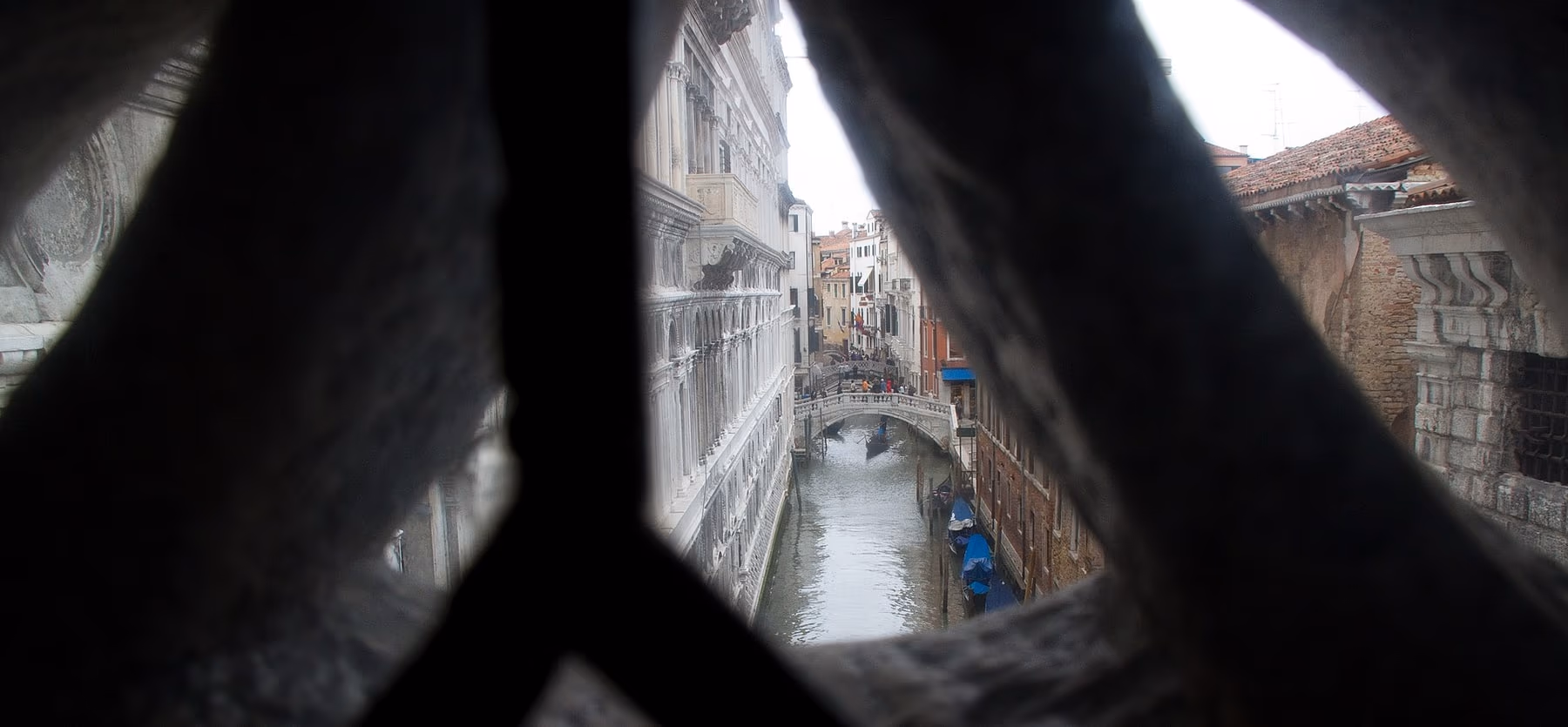 Corridoio interno del Ponte dei Sospiri con finestra a grate di pietra traforata