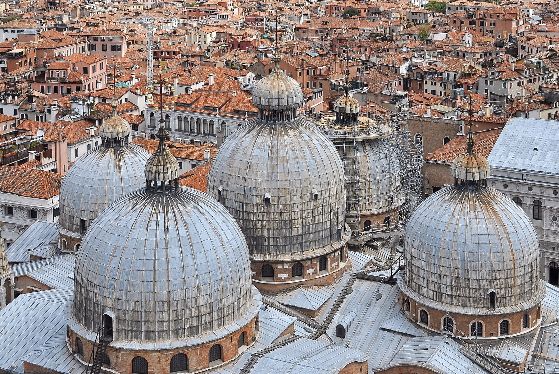 Vista dall'alto del Campanile sulle cupole della Basilica di San Marco e sulla laguna