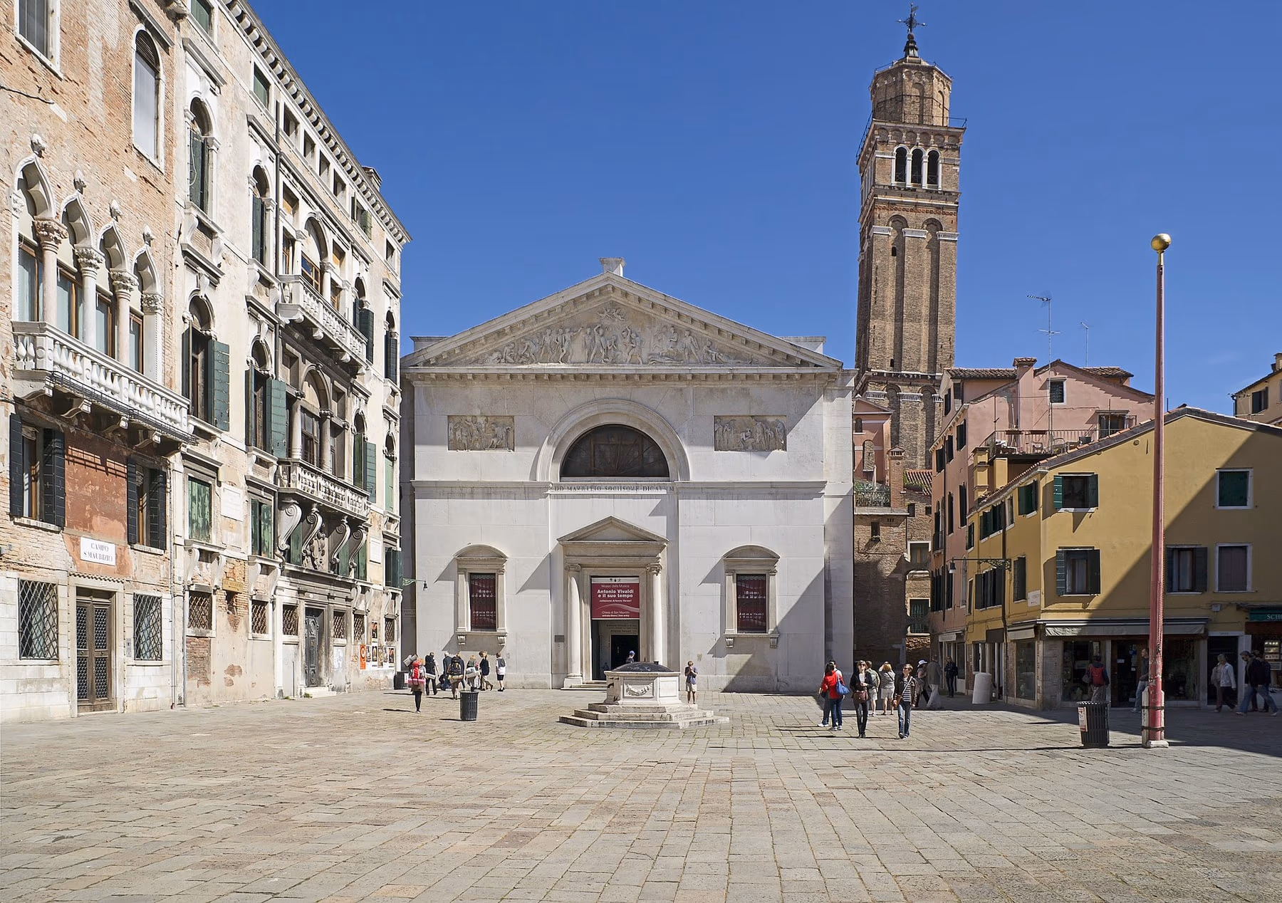 Campo San Maurizio a Venezia con la facciata neoclassica della chiesa