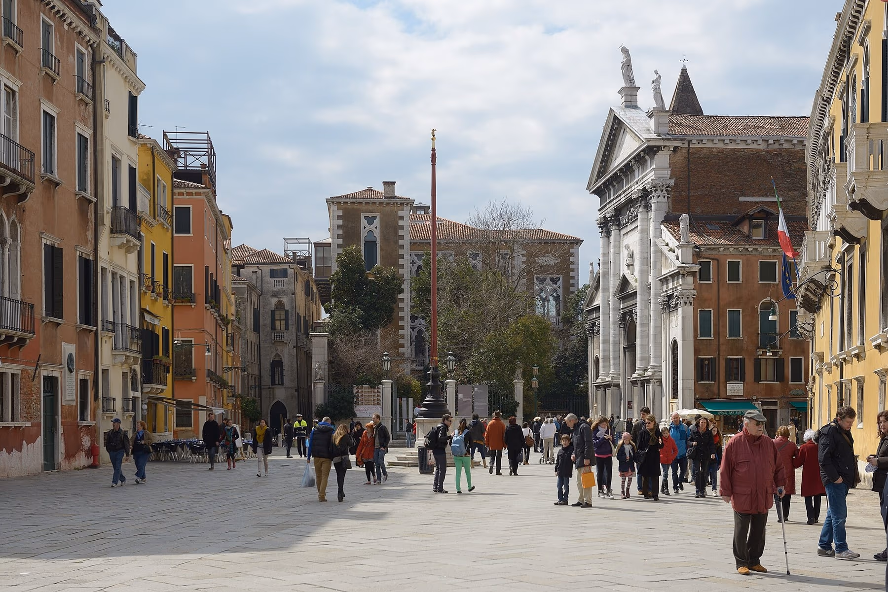 Campo Santo Stefano a Venezia con la chiesa e i caffè