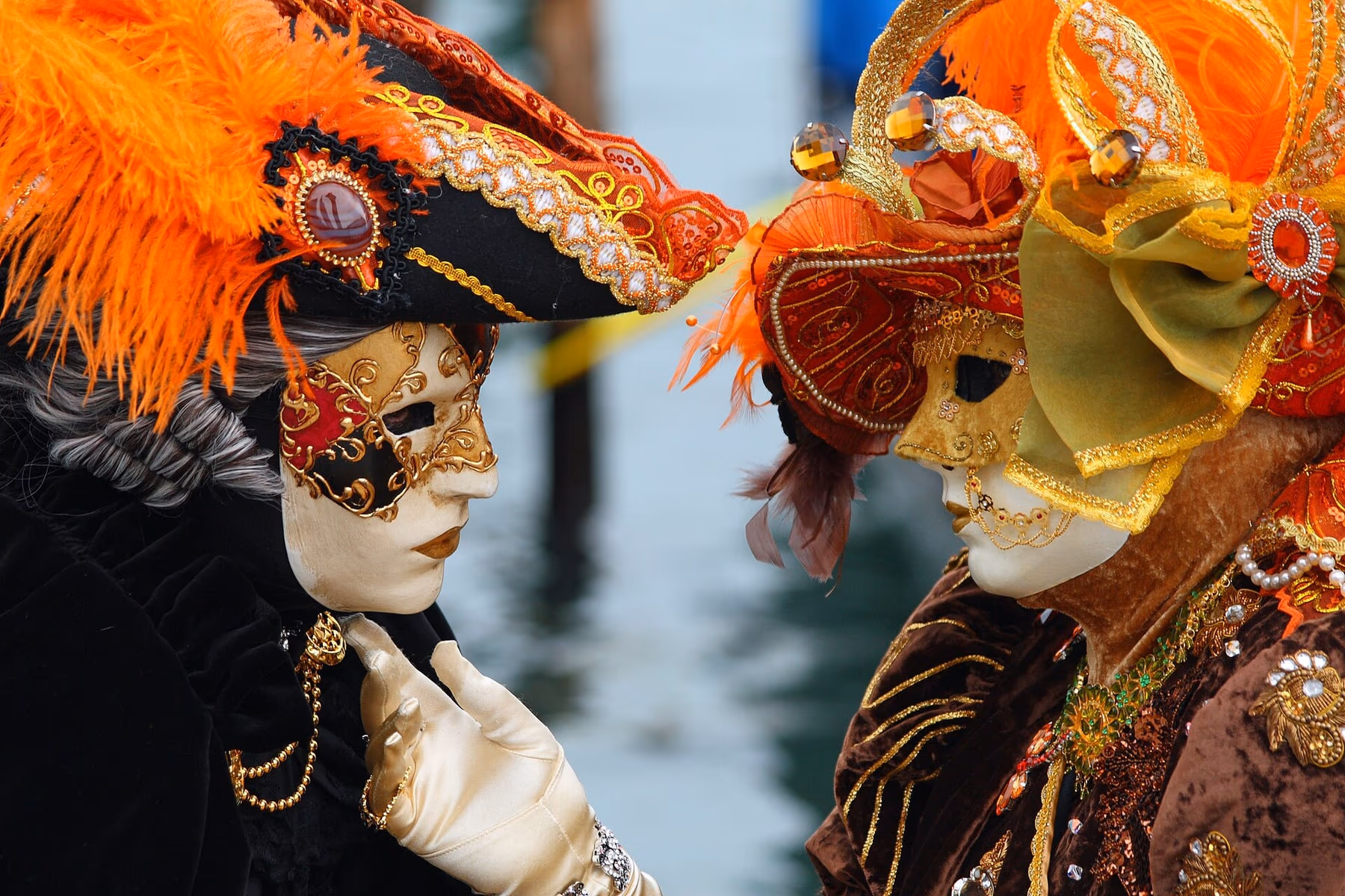 Coppia in costume settecentesco veneziano posa durante il Carnevale