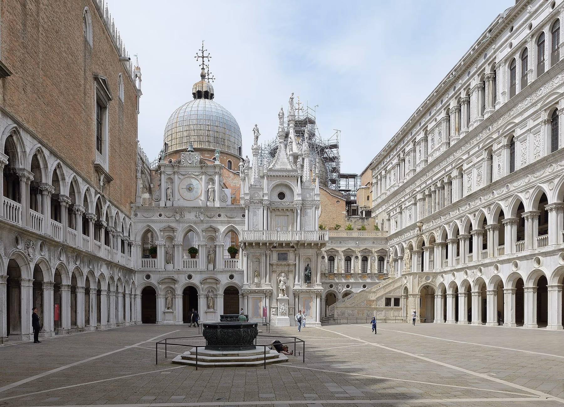 Cortile interno di Palazzo Ducale con la Scala dei Giganti e le cupole della Basilica sullo sfondo