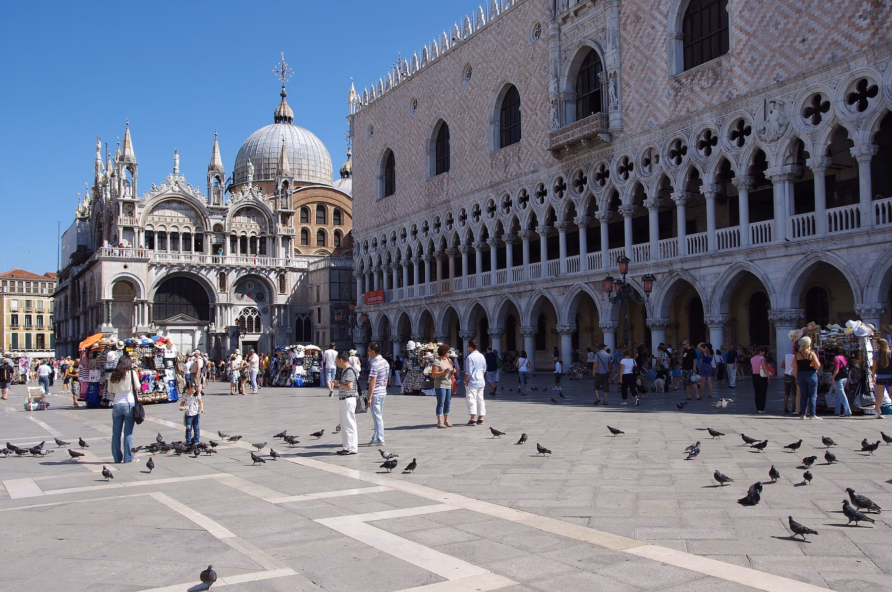 Facciata gotica di Palazzo Ducale sul Bacino di San Marco con il loggiato ad archi