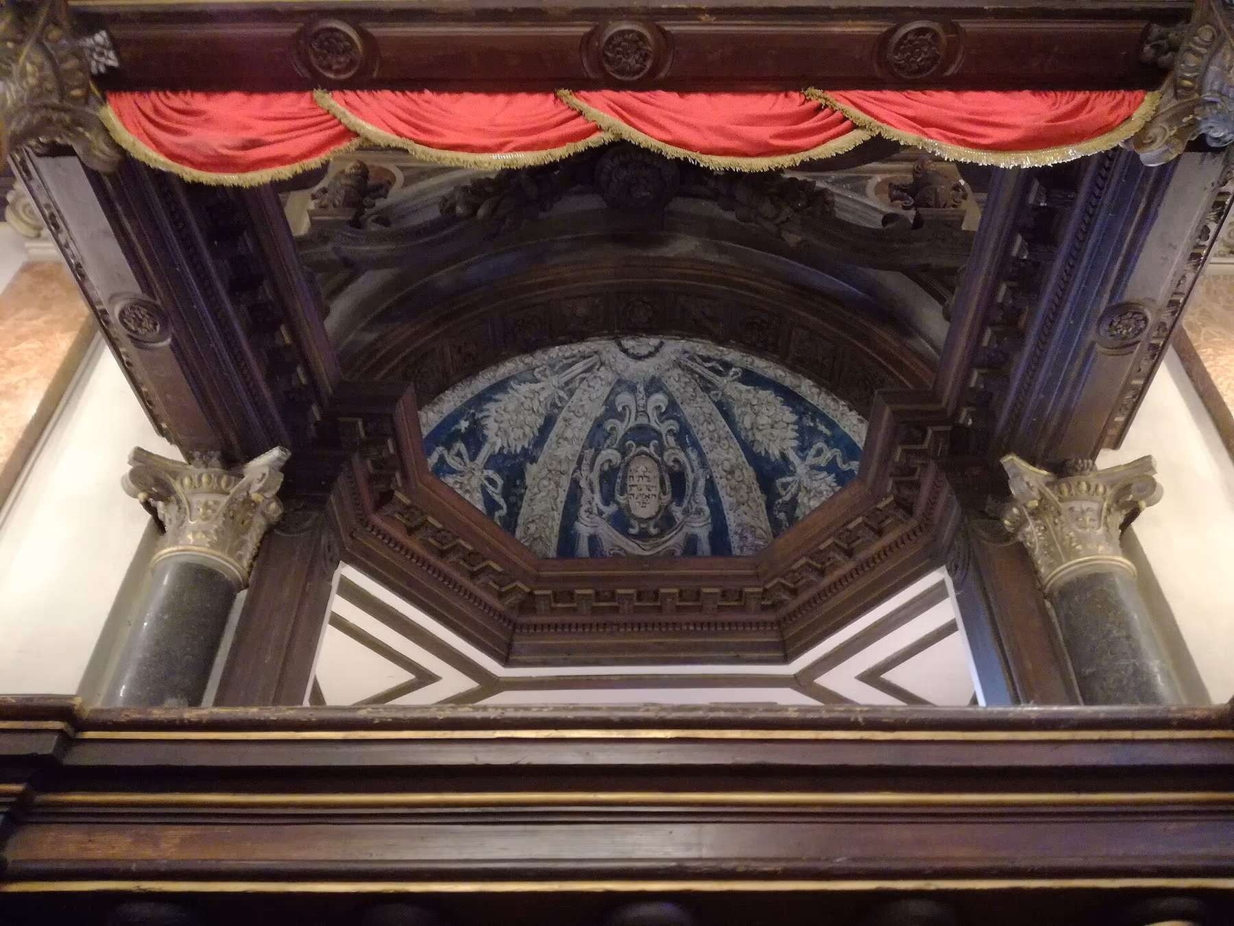 Interno di una sinagoga del Ghetto di Venezia con bimah in legno intagliato