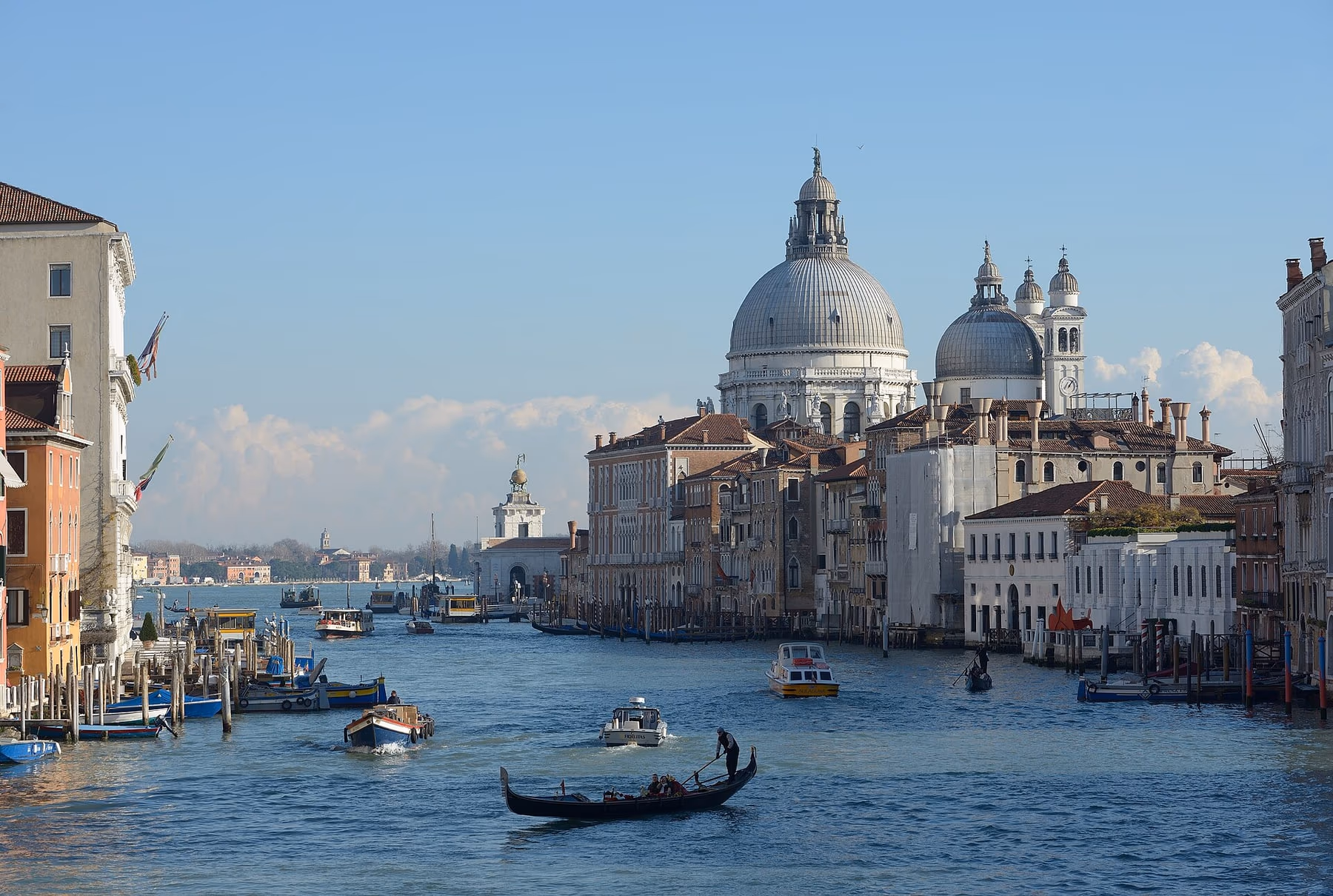 Gondola con gondoliere che naviga lungo il Canal Grande a Venezia