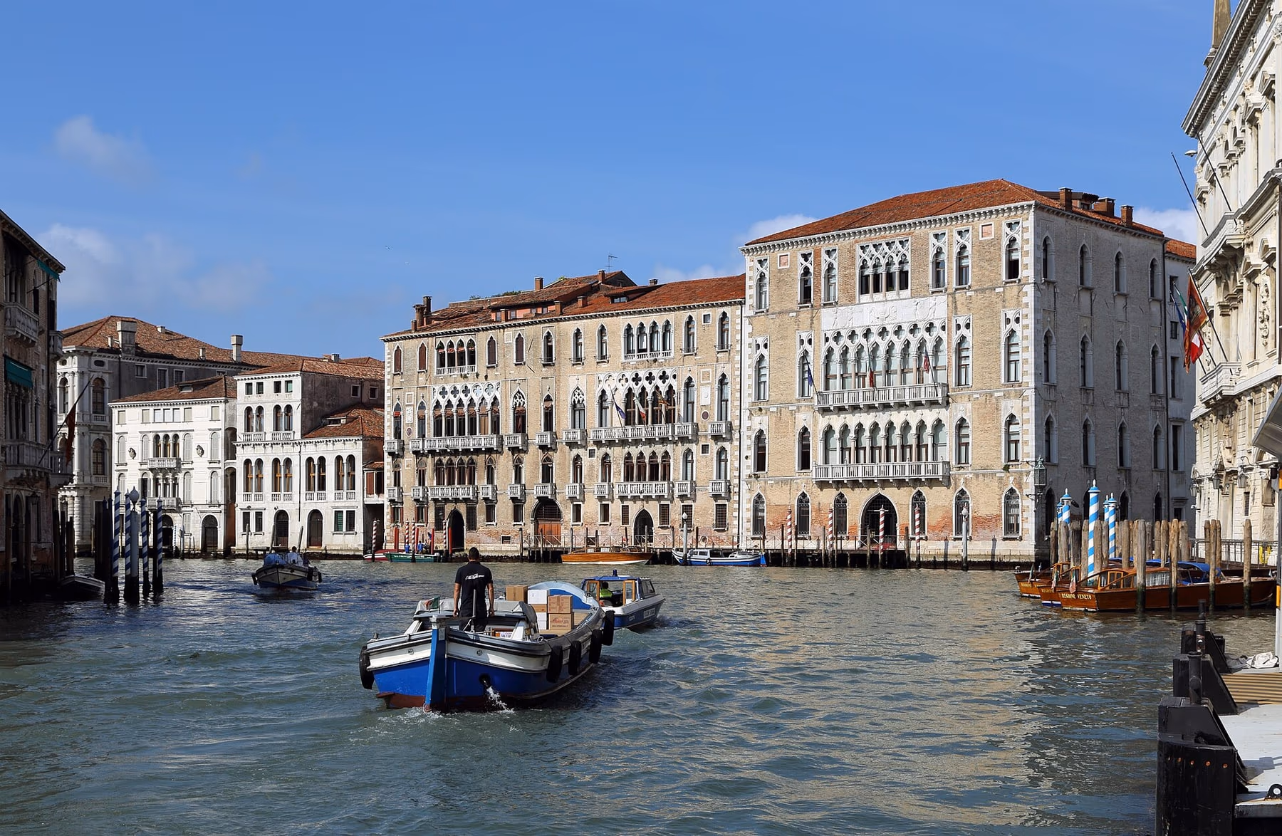 Imbarcazioni in transito sul Canal Grande di Venezia tra i palazzi storici