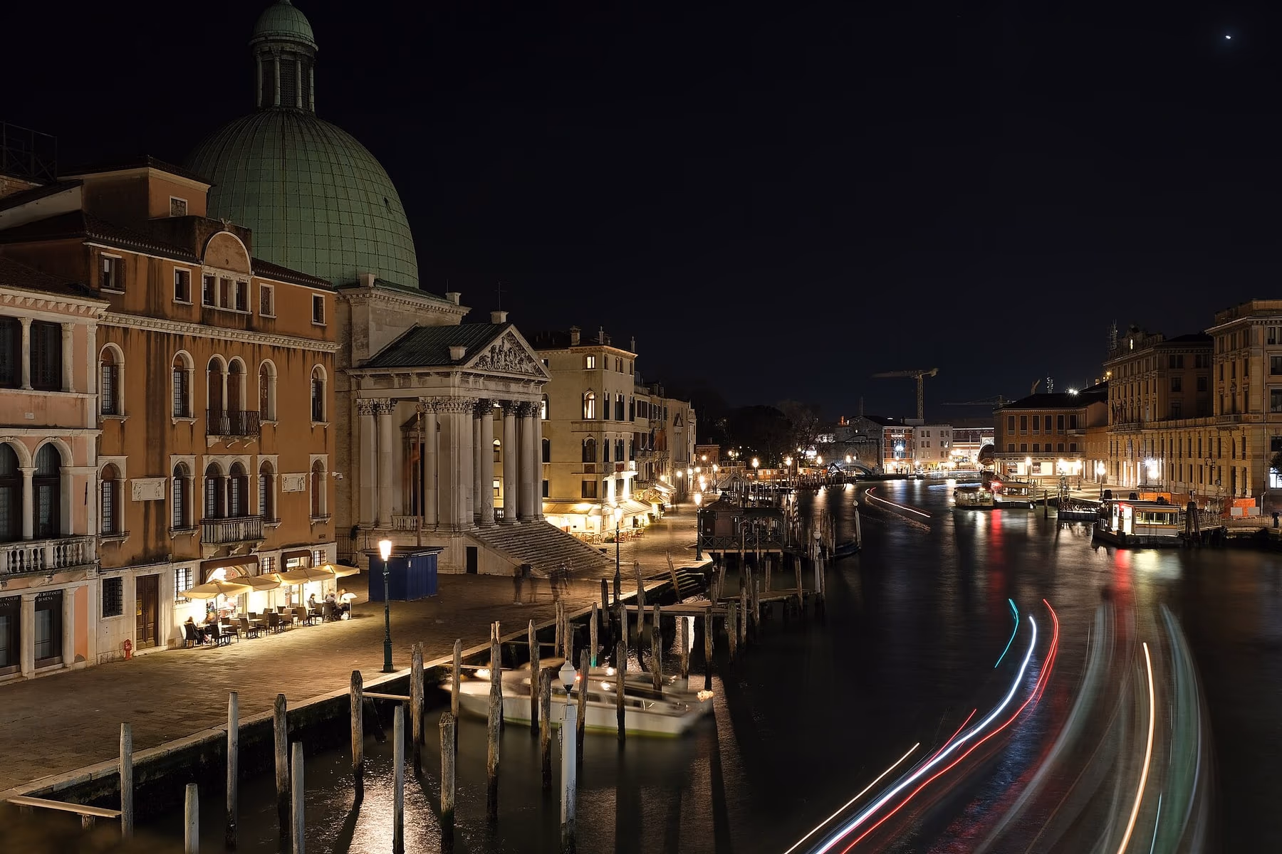 Il Canal Grande di Venezia al tramonto visto da una fondamenta