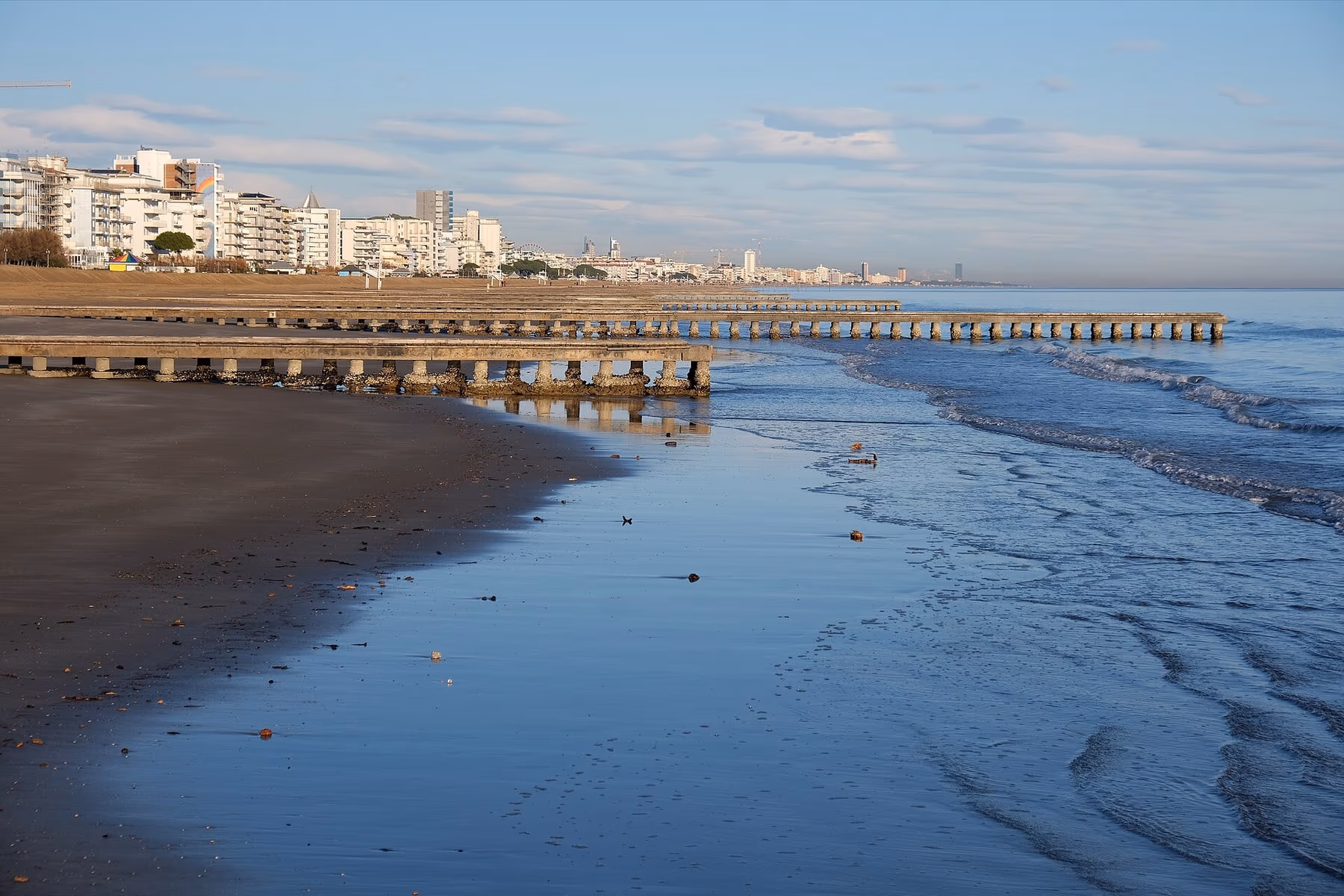 Spiaggia di Lido di Jesolo con ombrelloni e bagnanti sul litorale veneziano