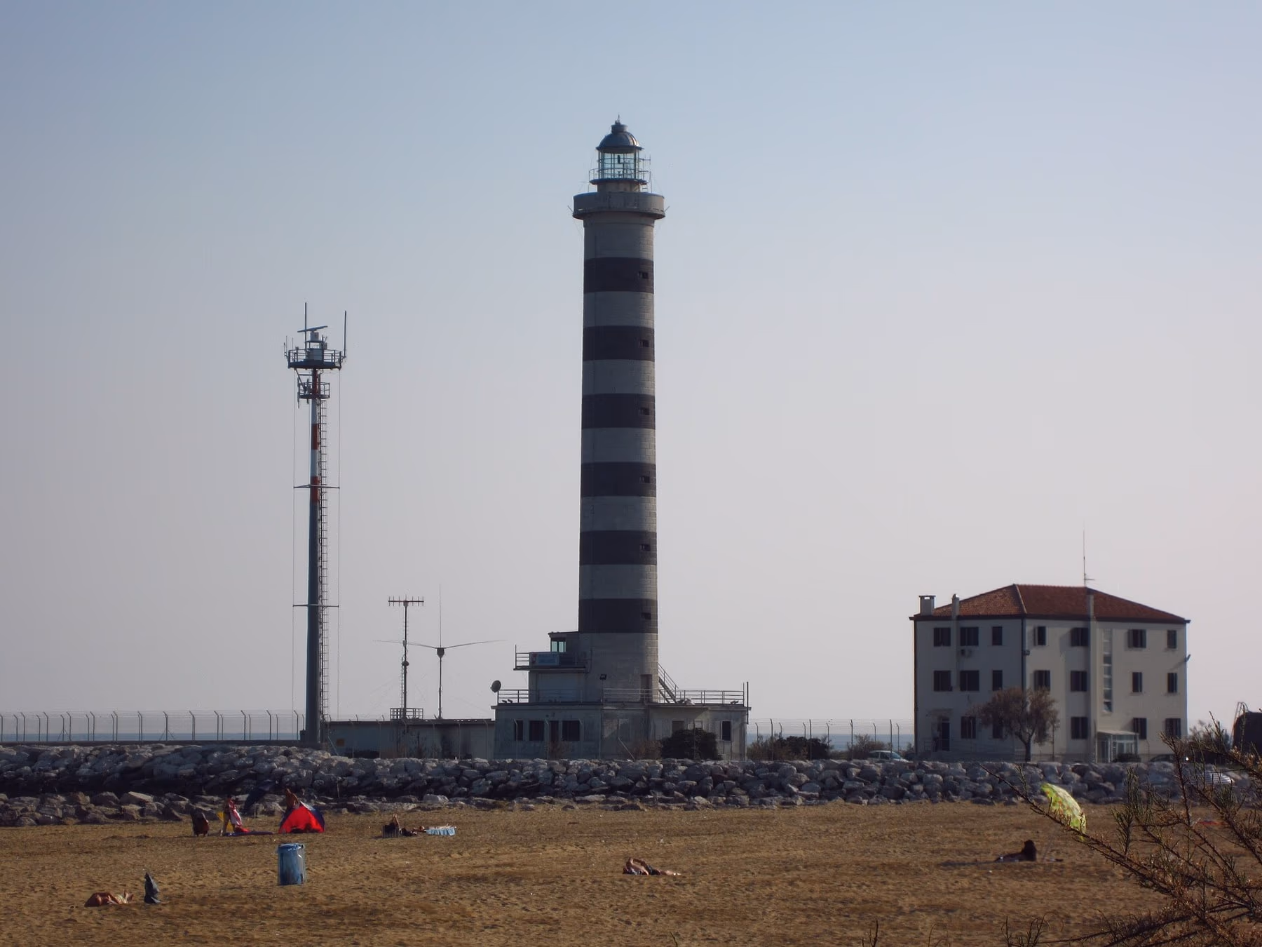 Faro alla foce del fiume Sile vicino a Lido di Jesolo al tramonto