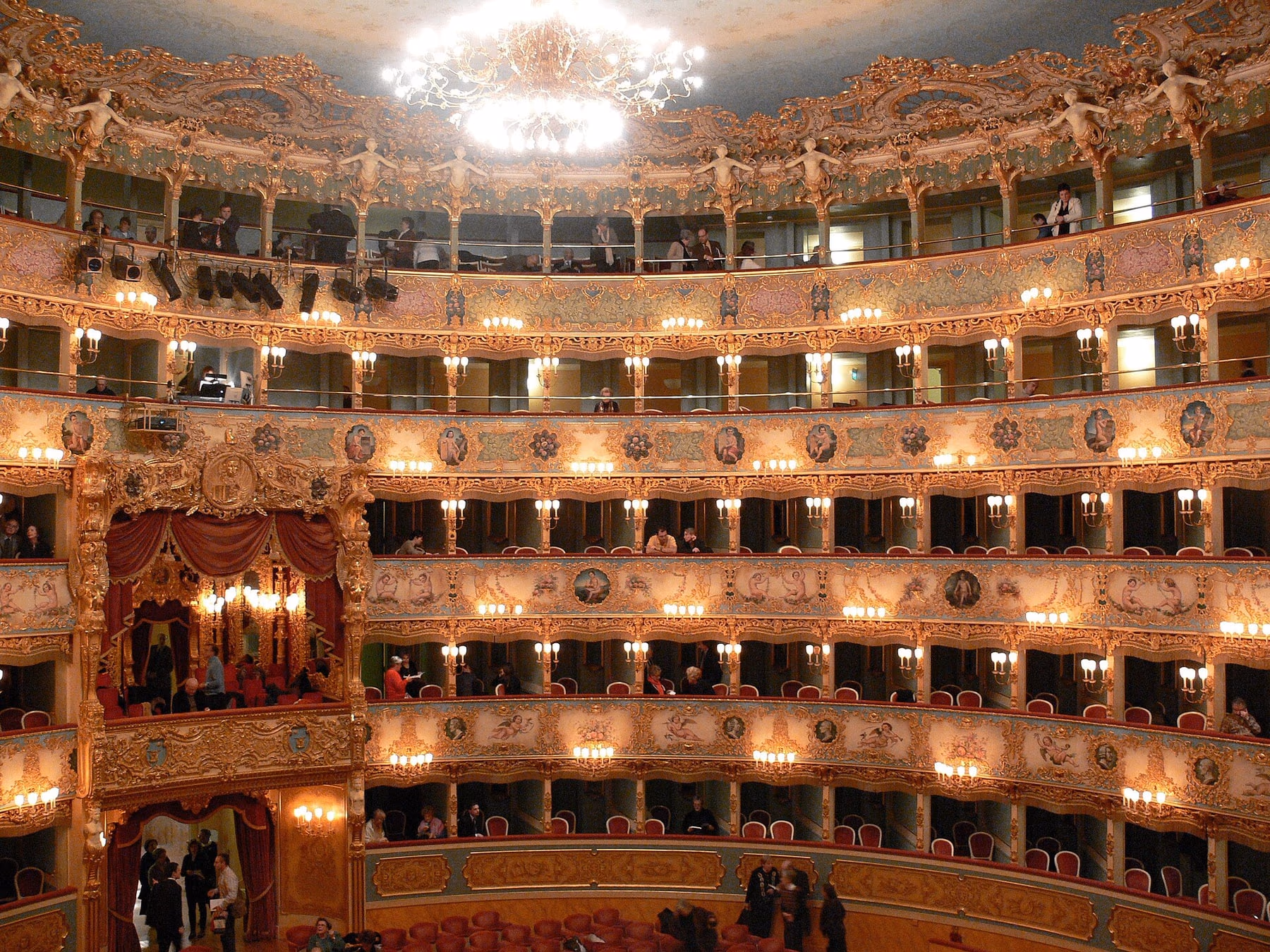 Sala del Teatro La Fenice con palchi dorati e platea vista dal palcoscenico