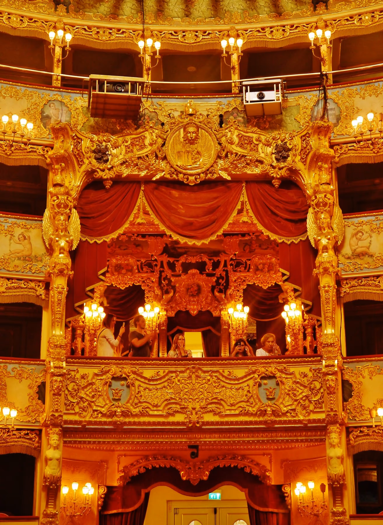 Palco reale del Teatro La Fenice decorato in oro e velluto rosso