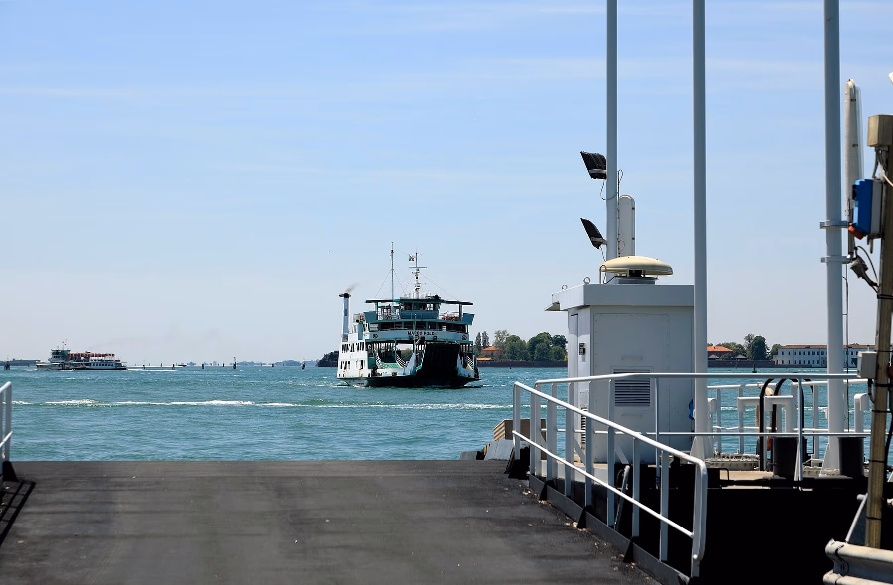 Motonave ACTV attraversa la laguna di Venezia verso il bacino di San Marco