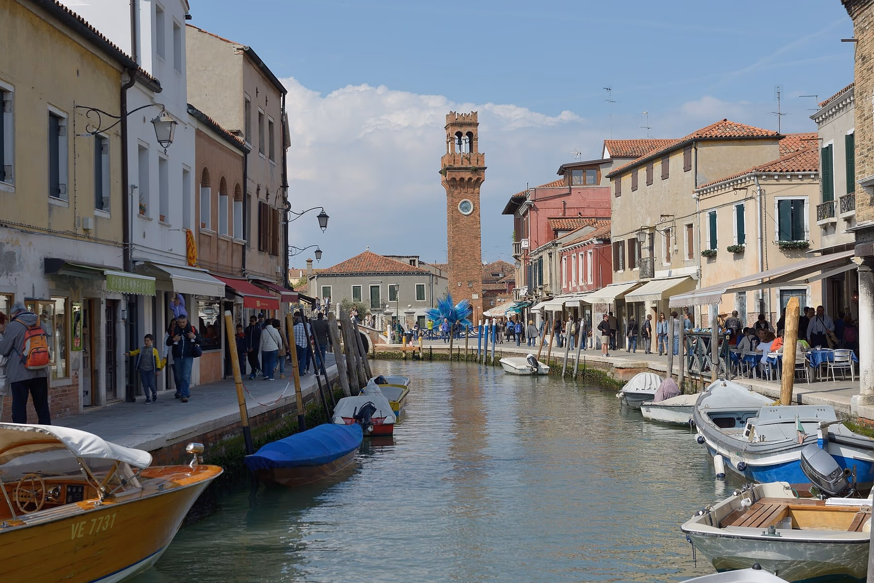 Canale principale di Murano con imbarcazioni e palazzi