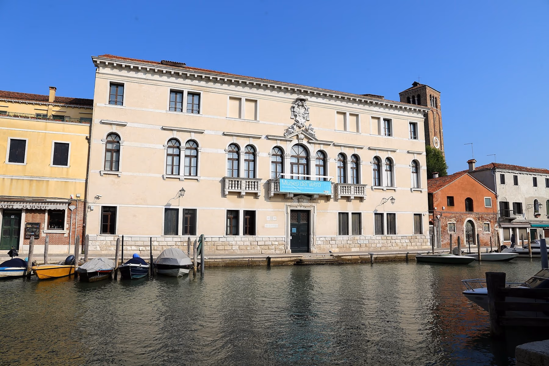 Sala del Museo del Vetro di Murano con vetrine e oggetti antichi