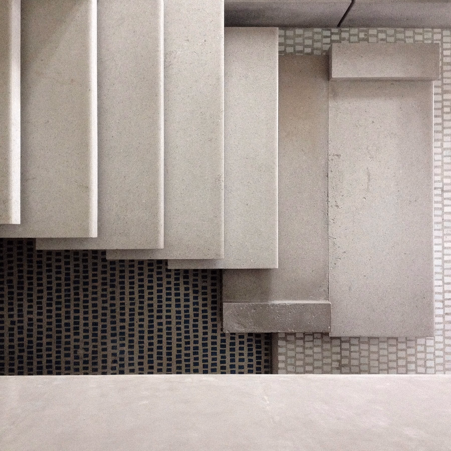 Scala sospesa in pietra d'Aurisina del Negozio Olivetti progettata da Carlo Scarpa