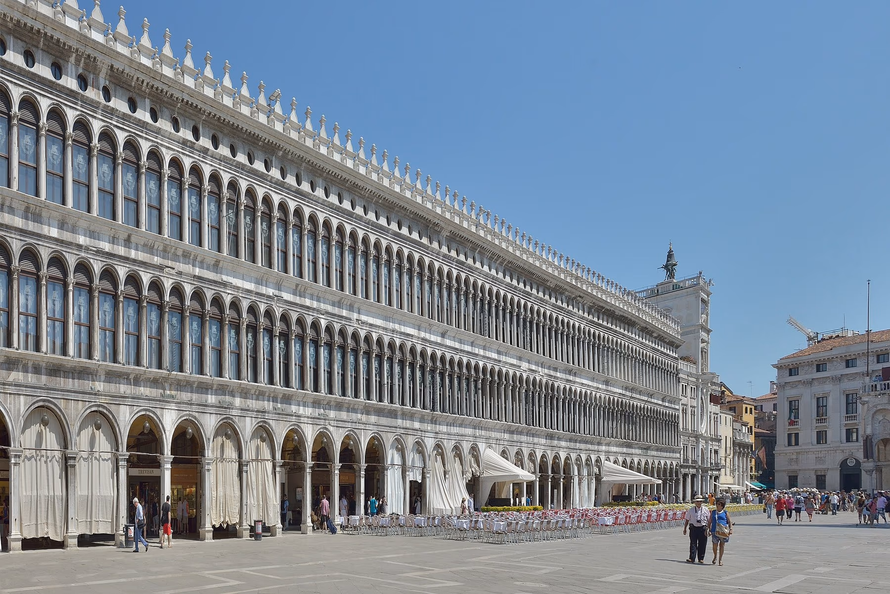 Portico delle Procuratie Vecchie in Piazza San Marco a Venezia