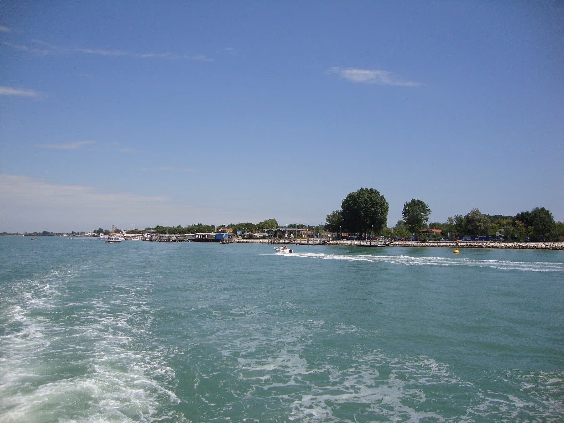 Pontile ACTV di Punta Sabbioni con motonave in partenza per Venezia