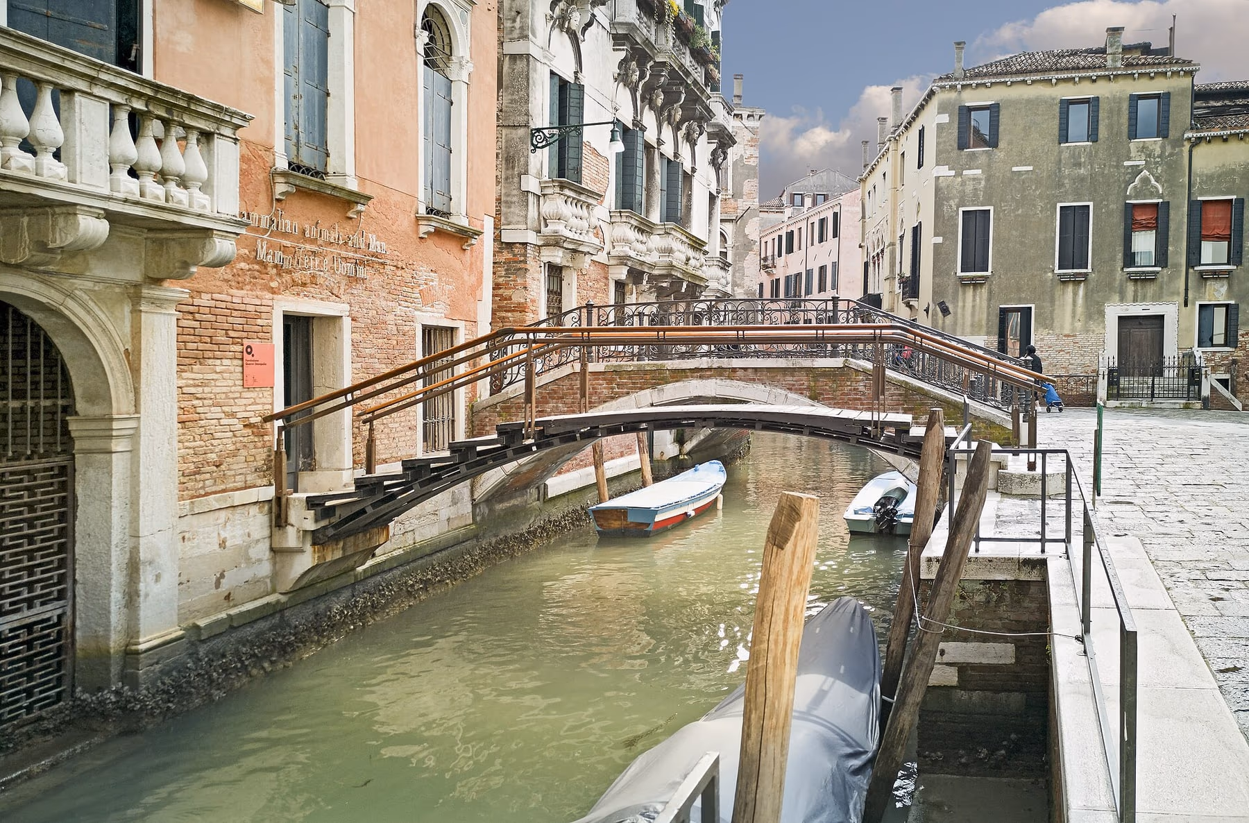 Facciata cinquecentesca di Palazzo Querini Stampalia sul rio di Santa Maria Formosa