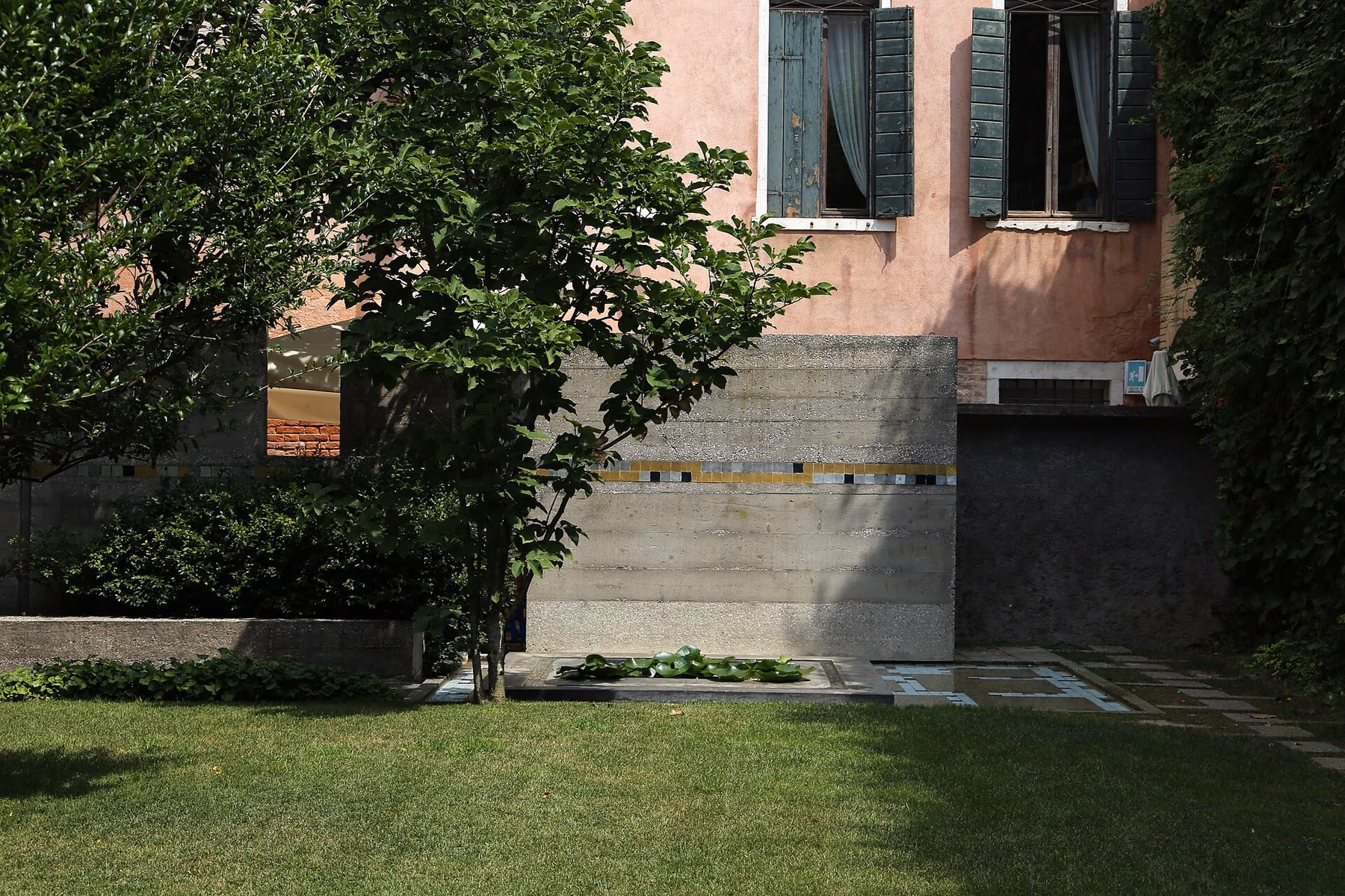 Giardino interno della Fondazione Querini Stampalia con vasca e fontana in pietra
