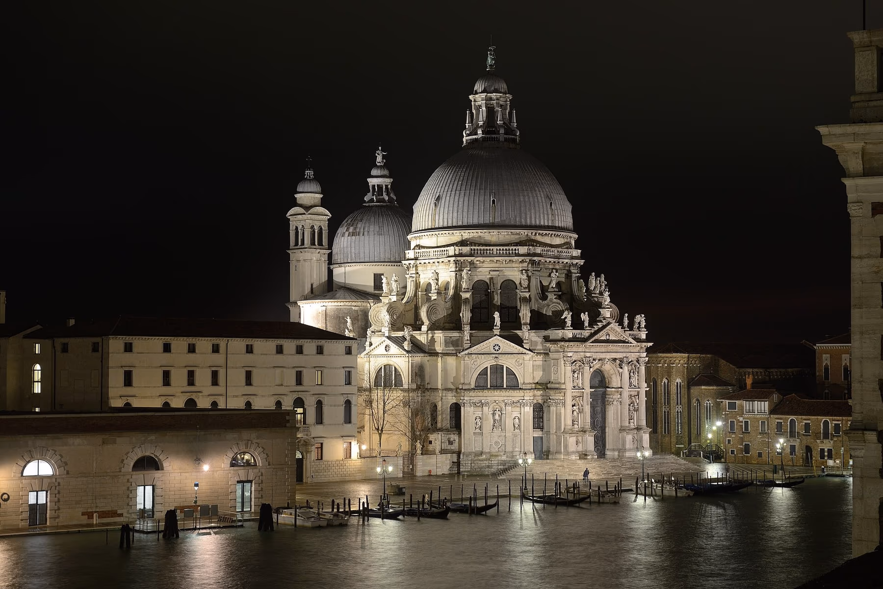 Esterno della Basilica di Santa Maria della Salute con la cupola e le volute alla Punta della Dogana