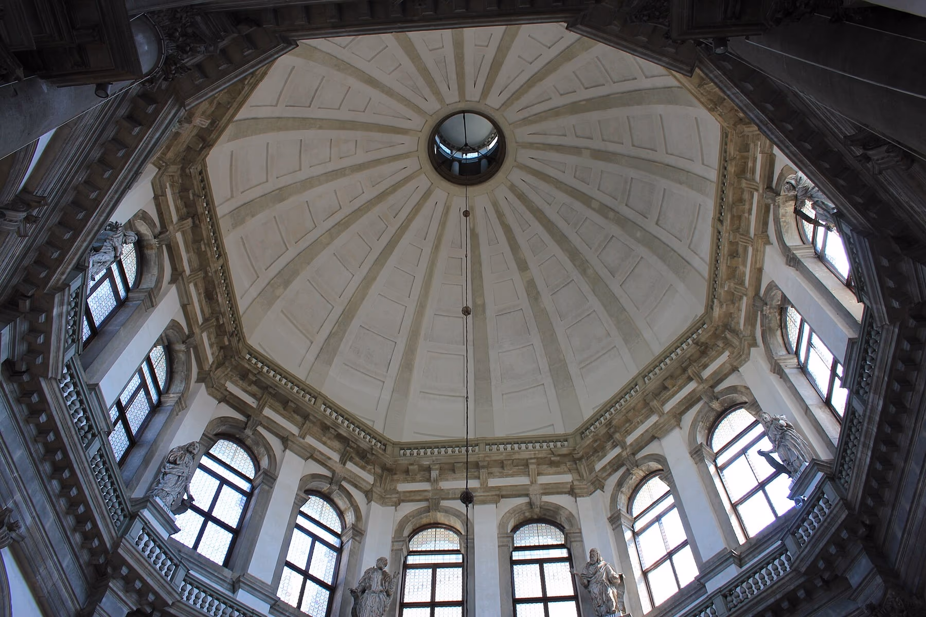 Interno ottagonale della Basilica di Santa Maria della Salute visto verso la cupola
