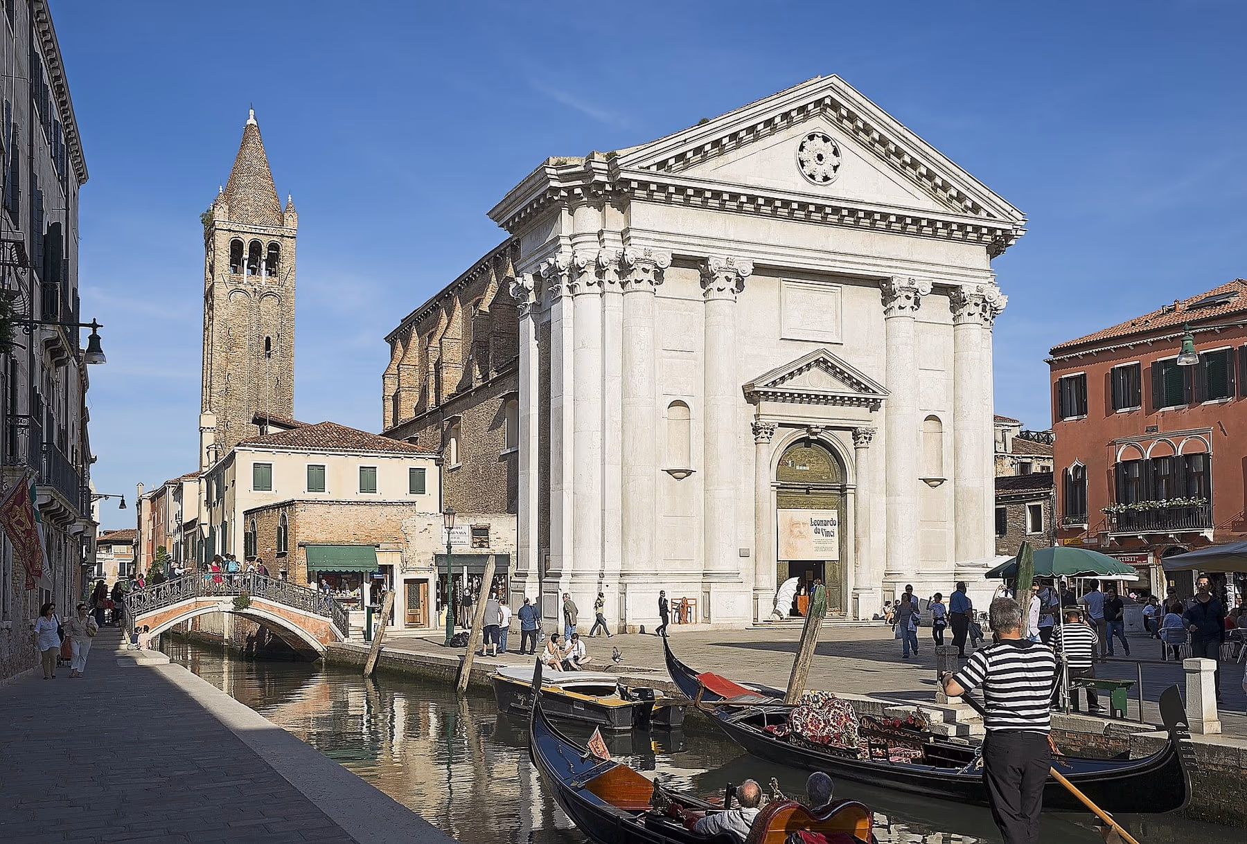 Facciata neoclassica della chiesa di San Barnaba in campo San Barnaba a Venezia