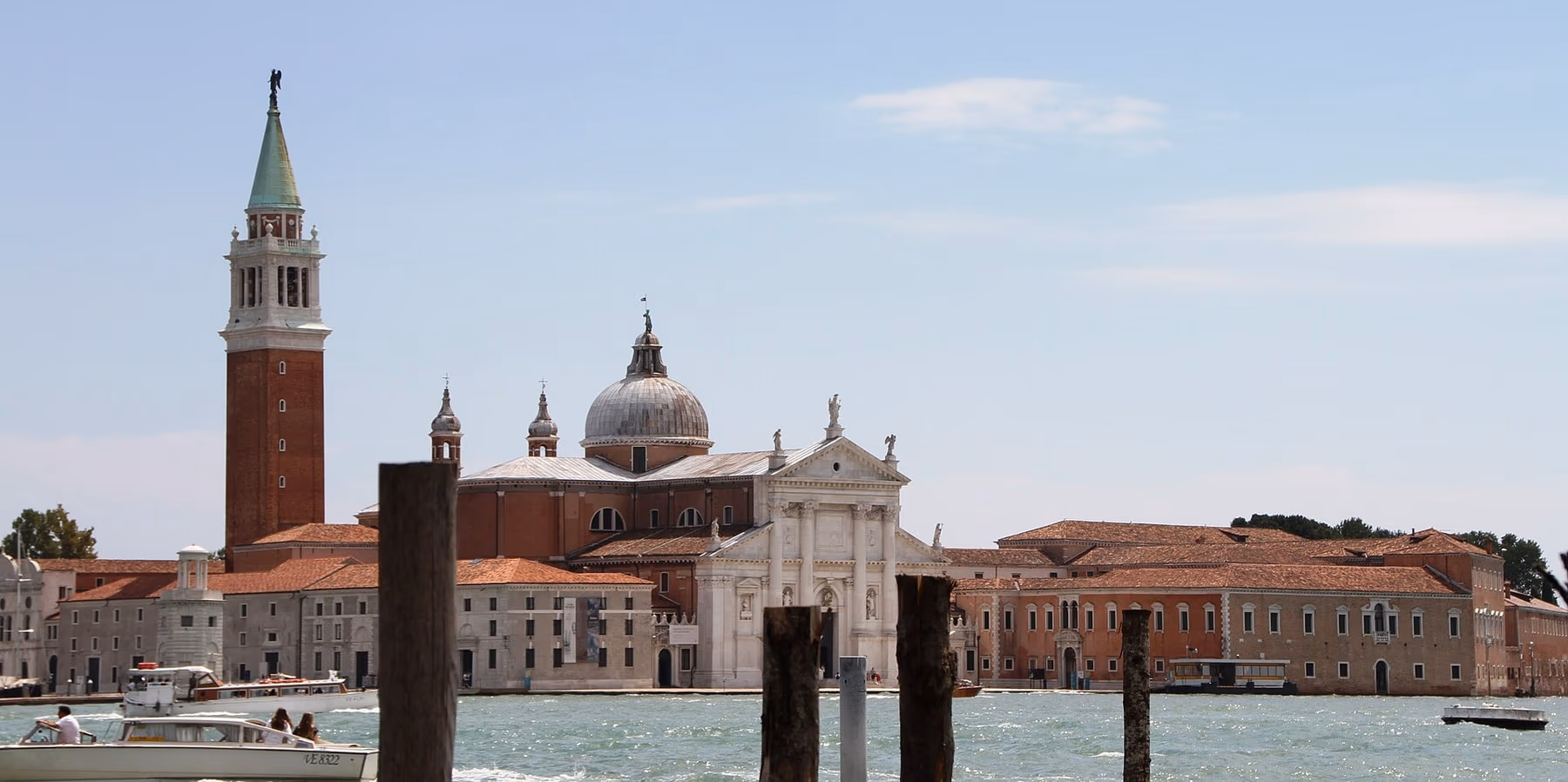 L'isola di San Giorgio Maggiore vista da Riva degli Schiavoni con le gondole in primo piano