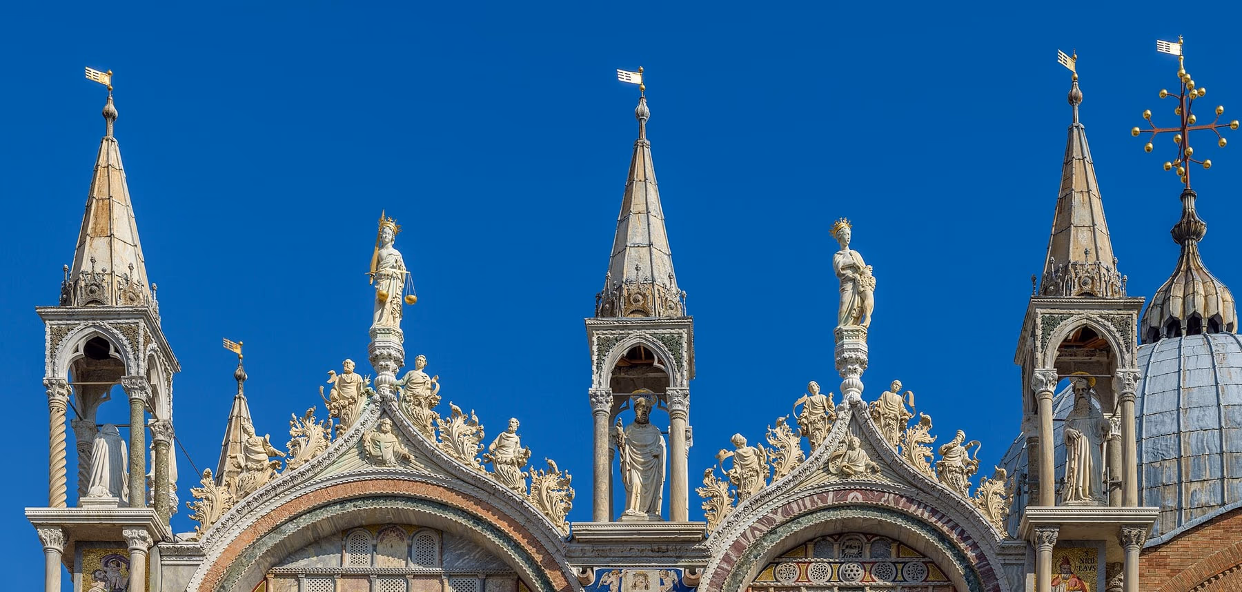 Facciata della Basilica di San Marco con le cupole e i mosaici dorati