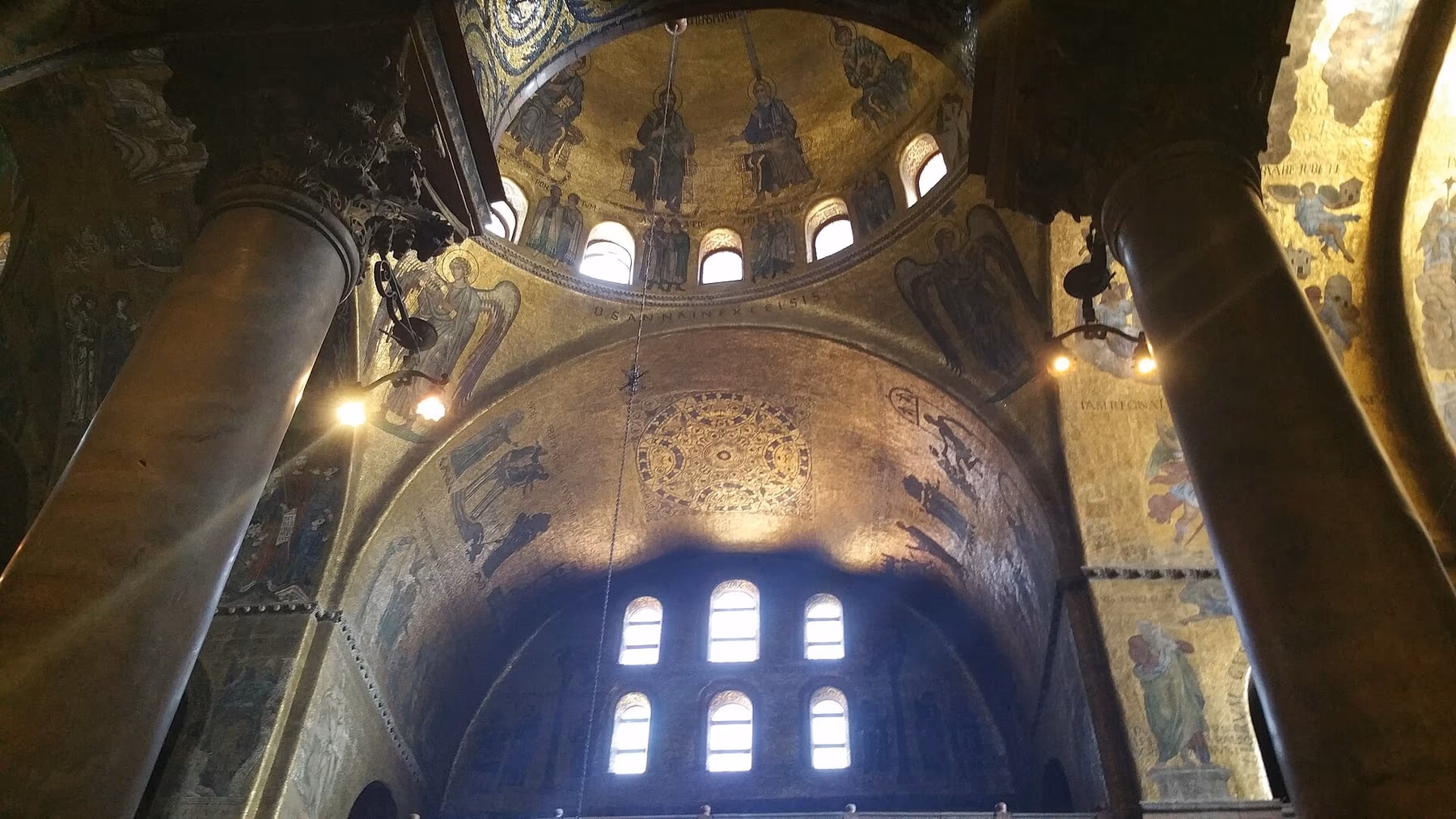 Cupola interna della Basilica di San Marco ricoperta di mosaici a fondo oro