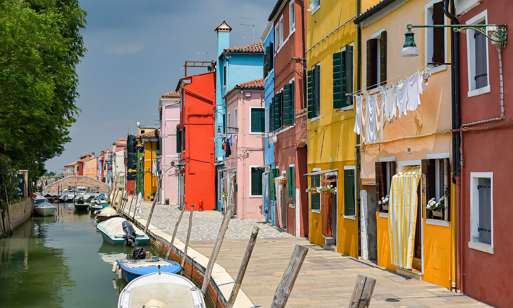 Case colorate lungo un canale dell'isola di Burano