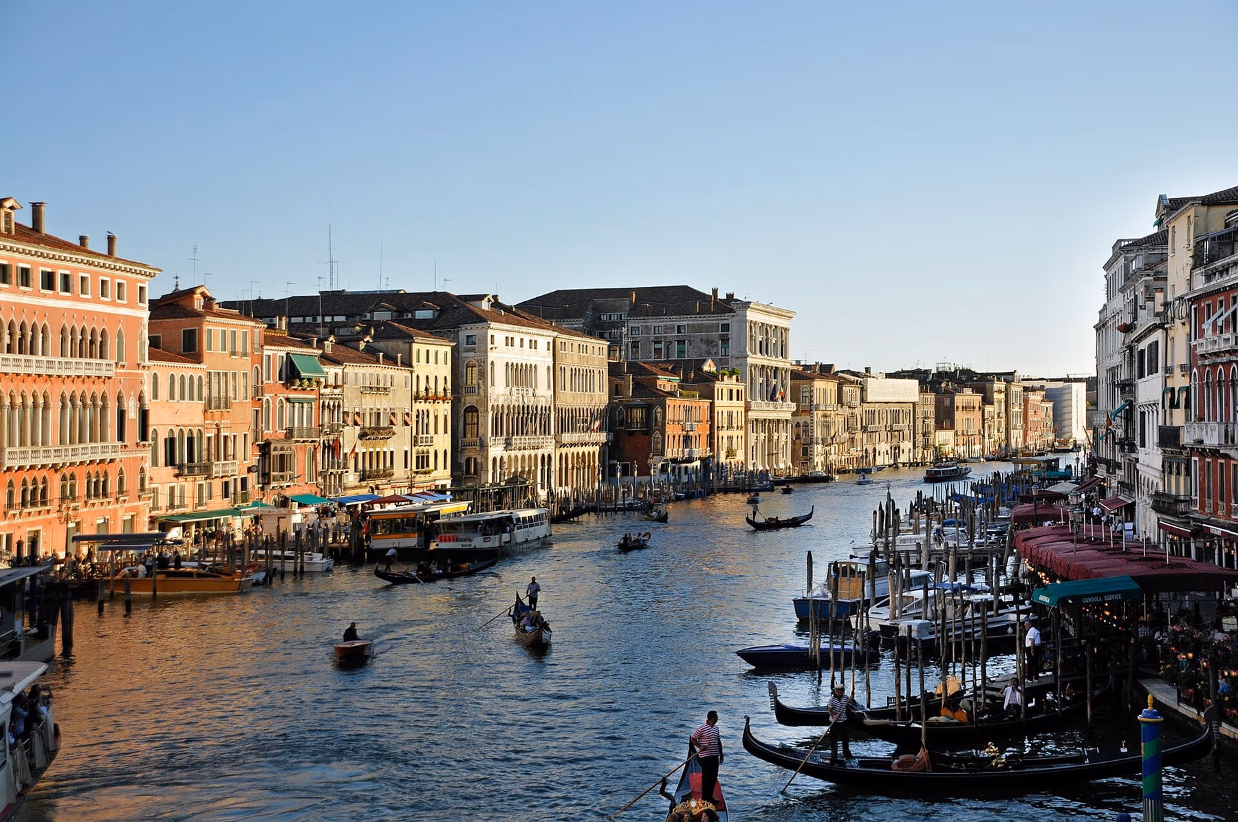 Il Canal Grande visto dal Ponte di Rialto con palazzi storici e imbarcazioni