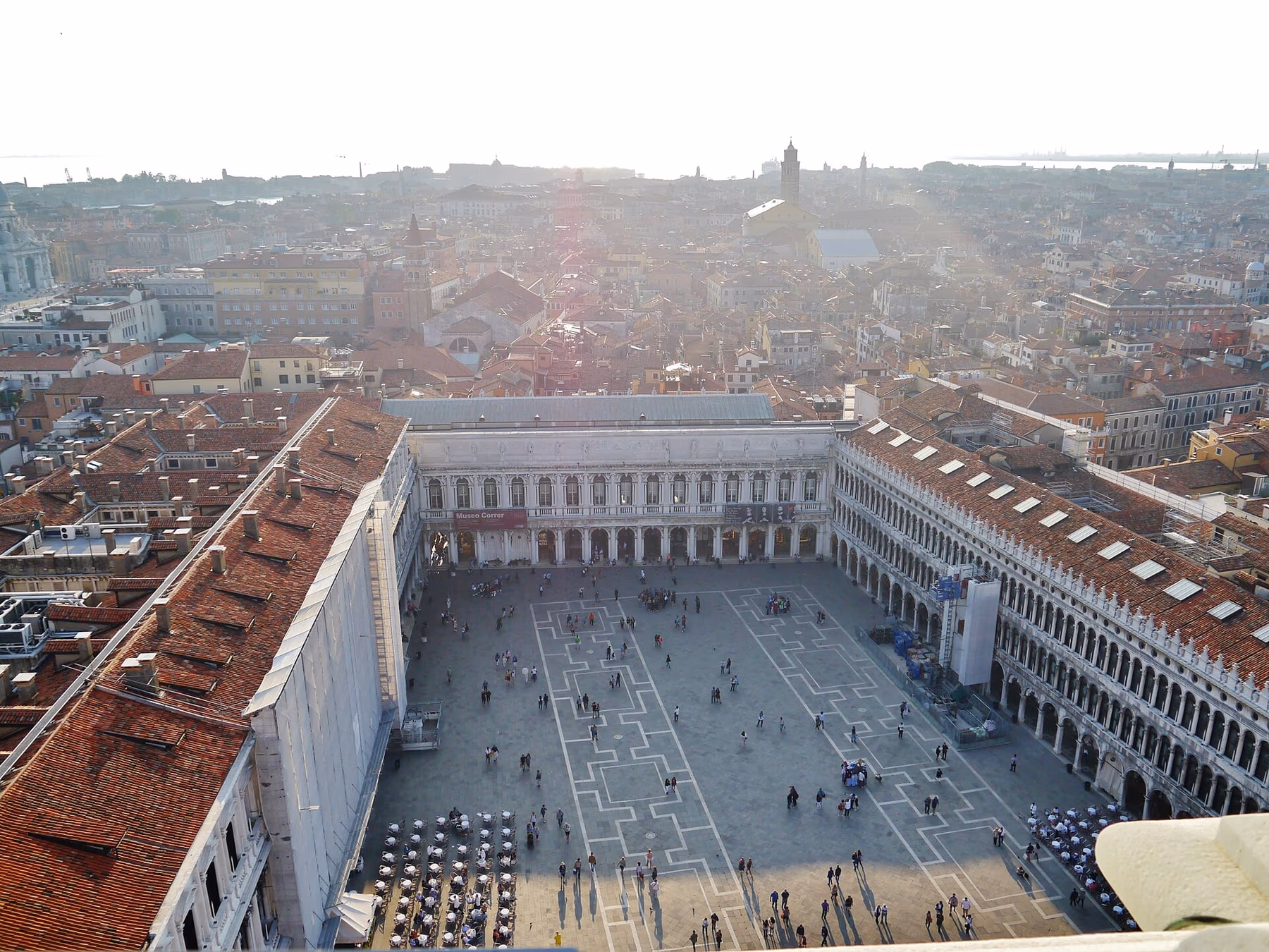 Piazza San Marco con la Basilica, il Campanile e le Procuratie viste dall'alto