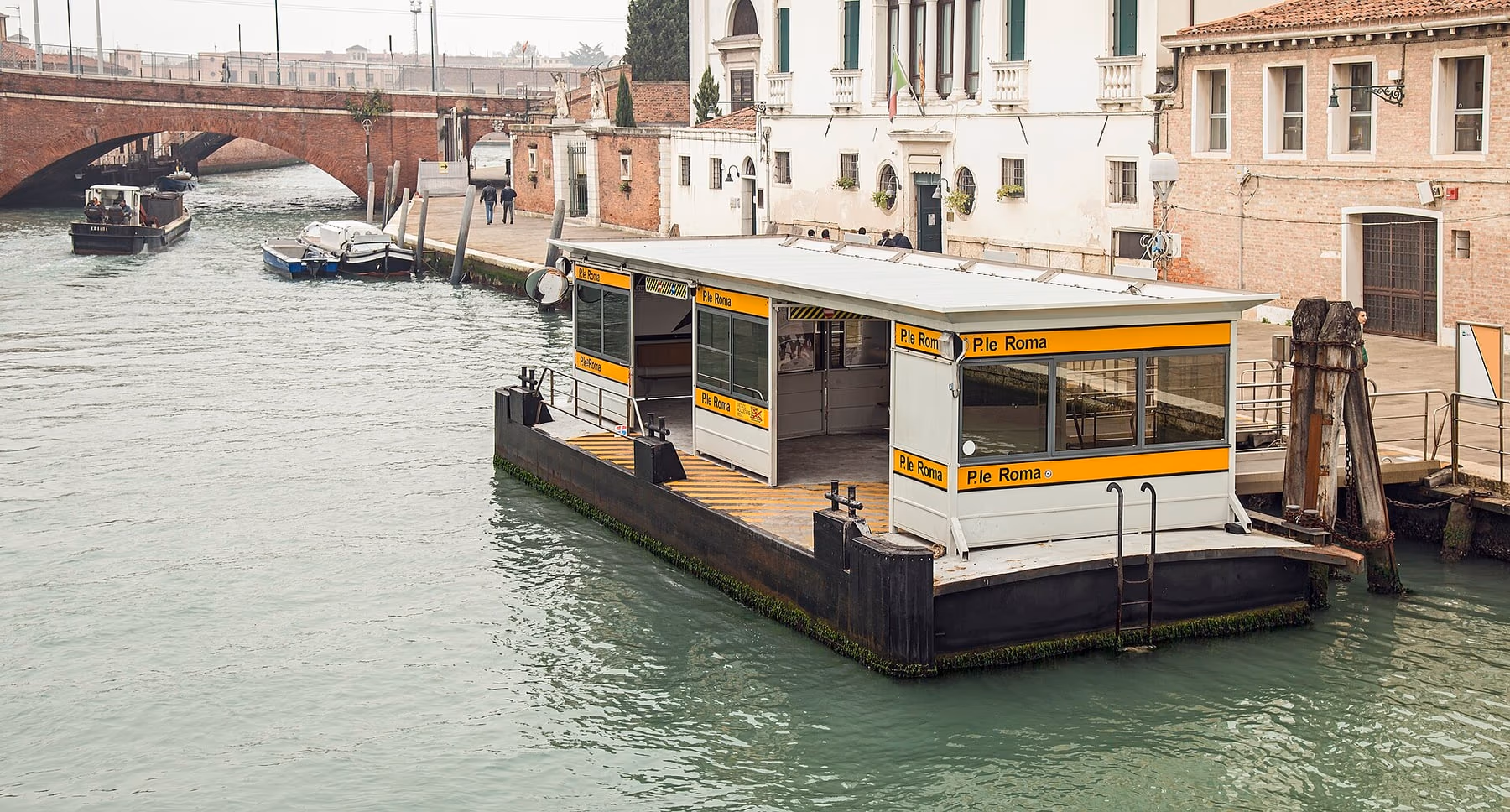 Piazzale Roma a Venezia con autobus e il ponte della Costituzione sullo sfondo
