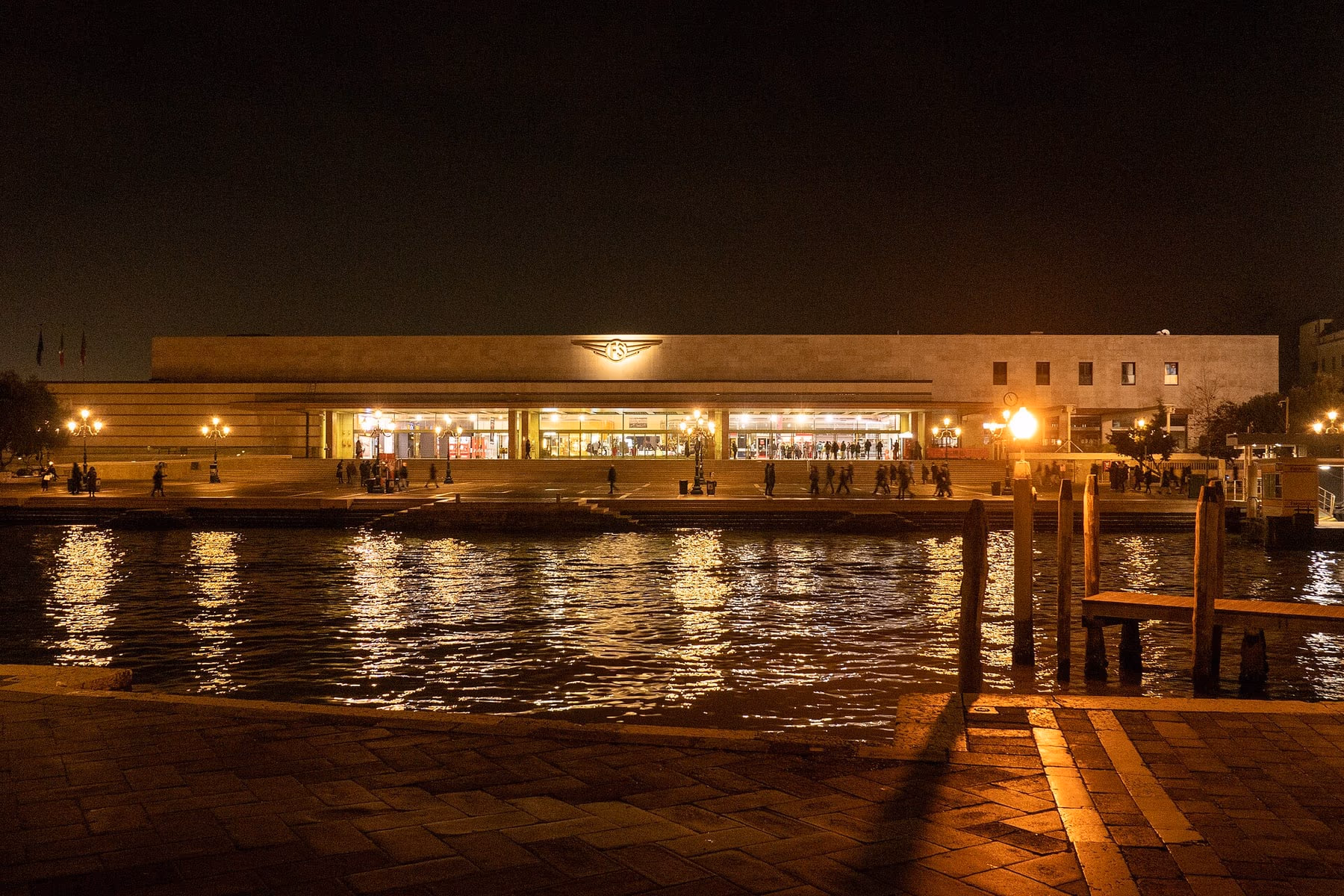 Facciata della stazione di Venezia Santa Lucia sul Canal Grande con i vaporetti ormeggiati