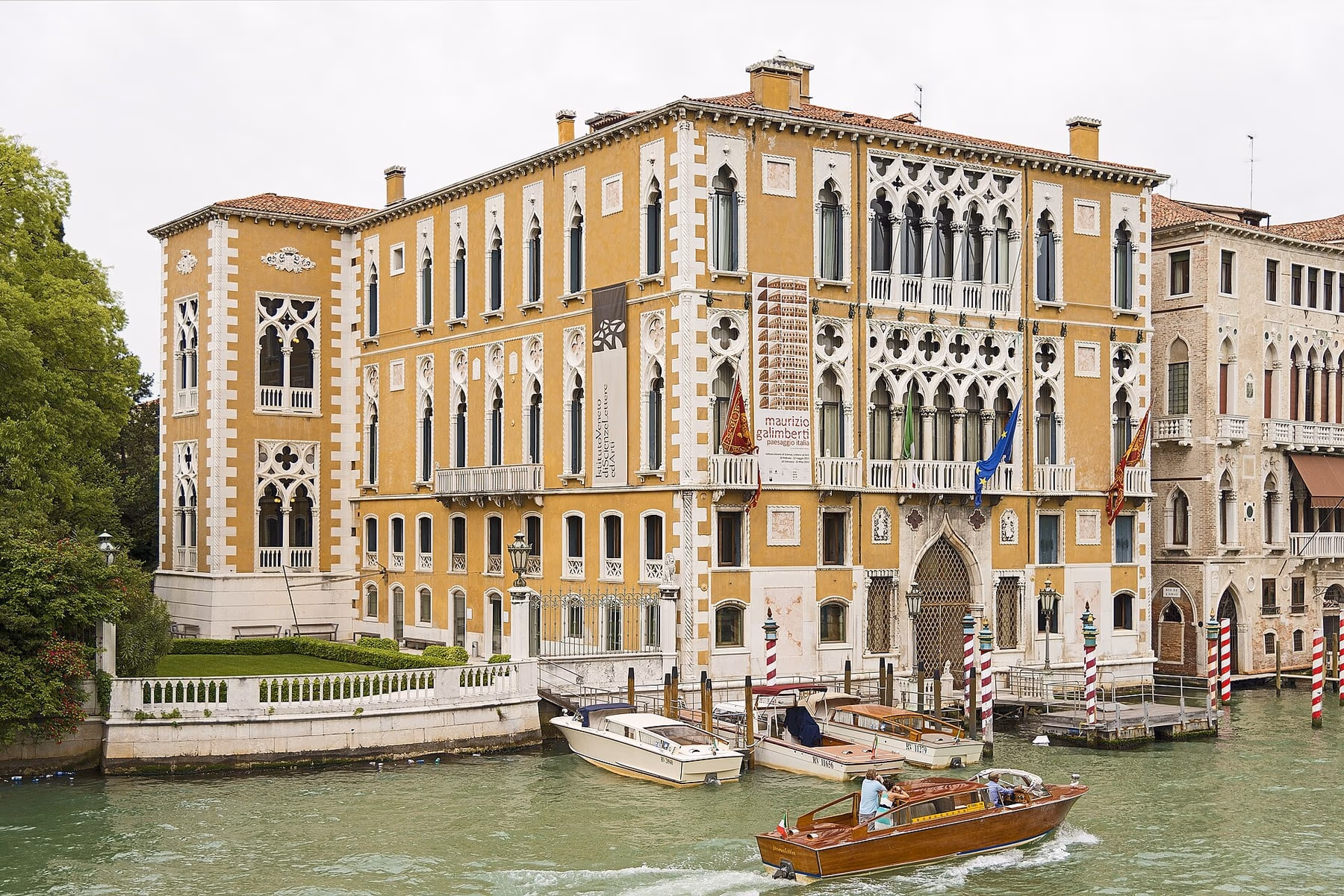 Taxi acqueo in legno lucido lungo il Canal Grande davanti a Palazzo Cavalli Franchetti