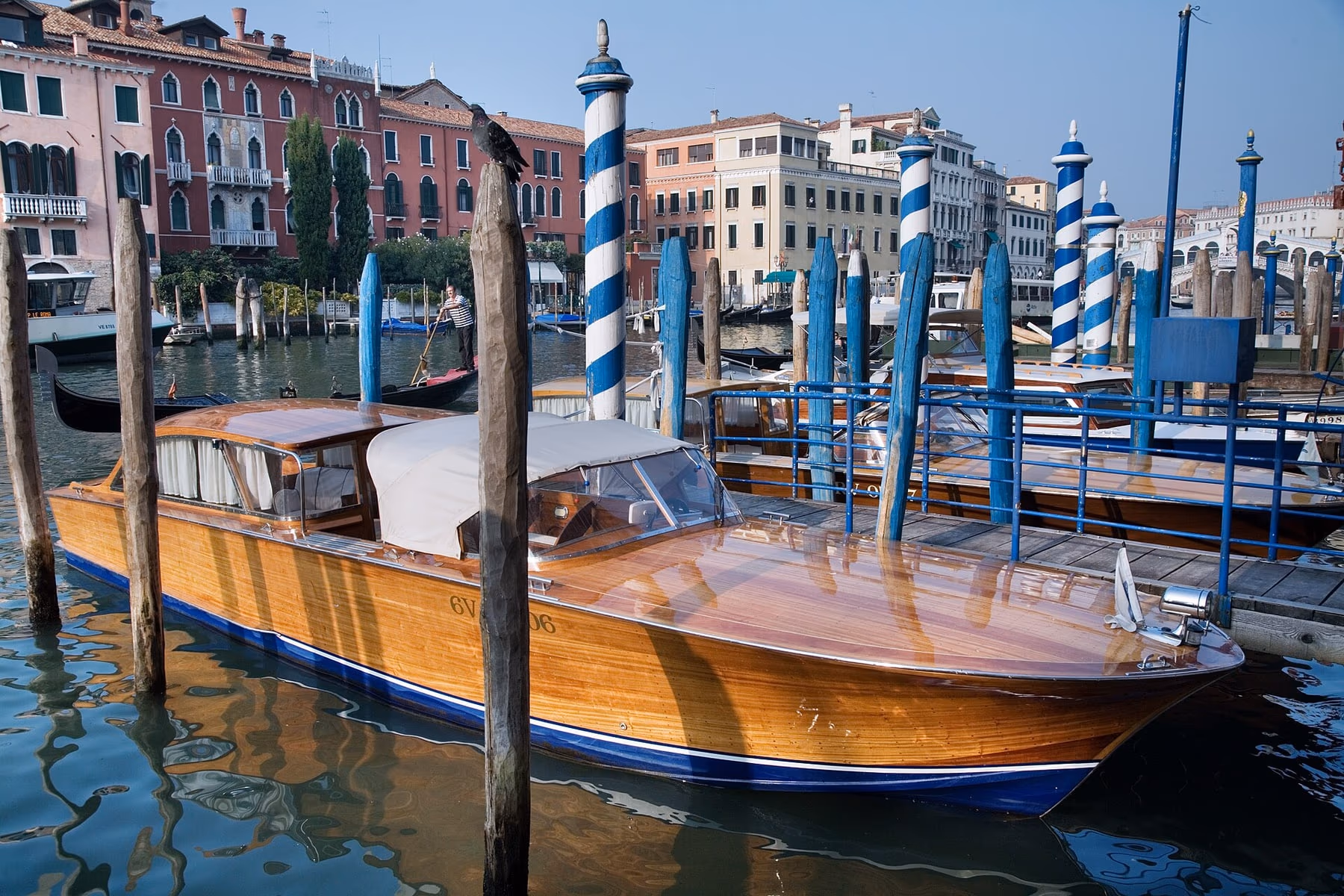 Motoscafo taxi ormeggiato a una riva veneziana con vista sulla laguna
